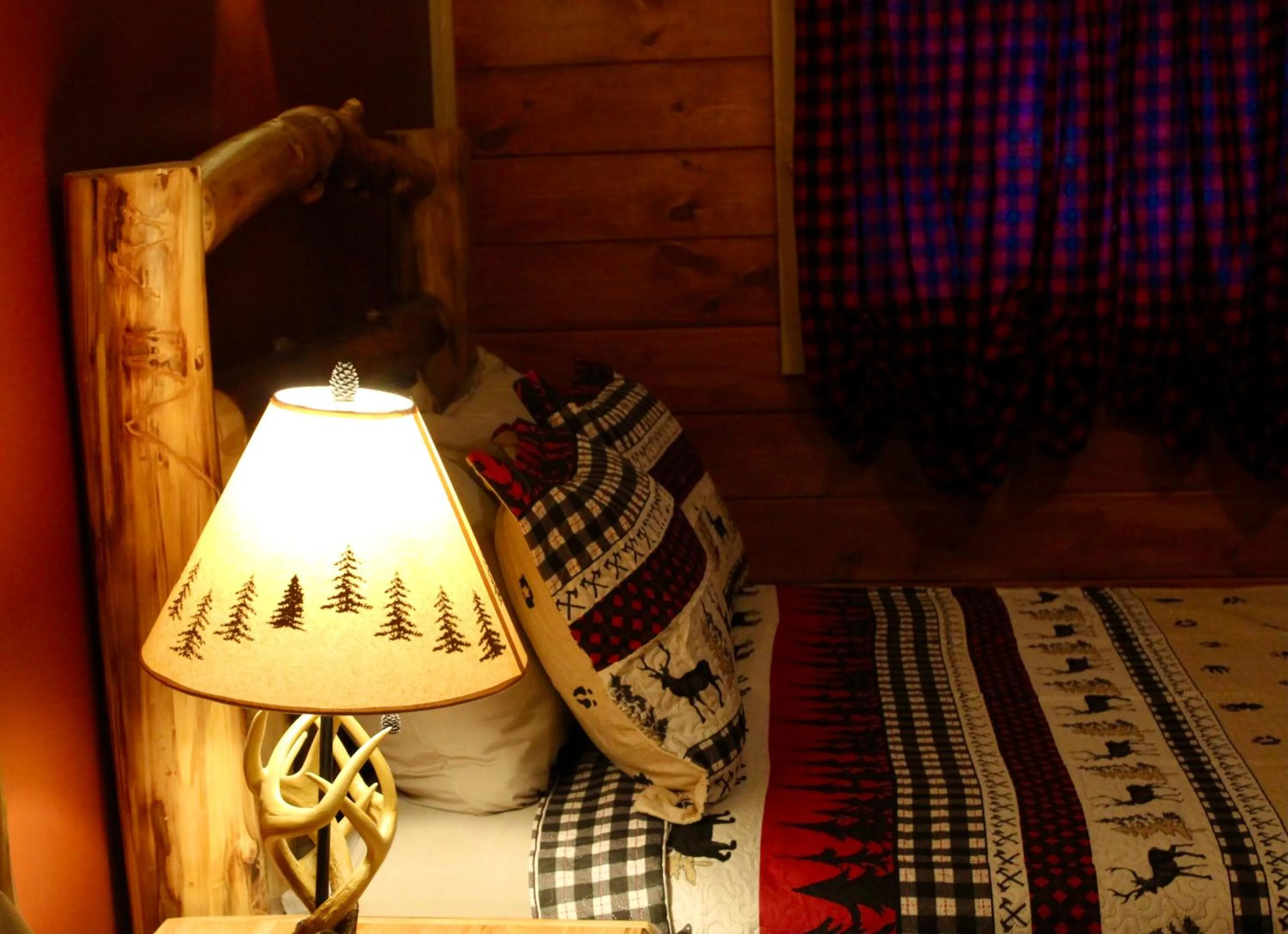 Bed in The Sundowner on Lake George