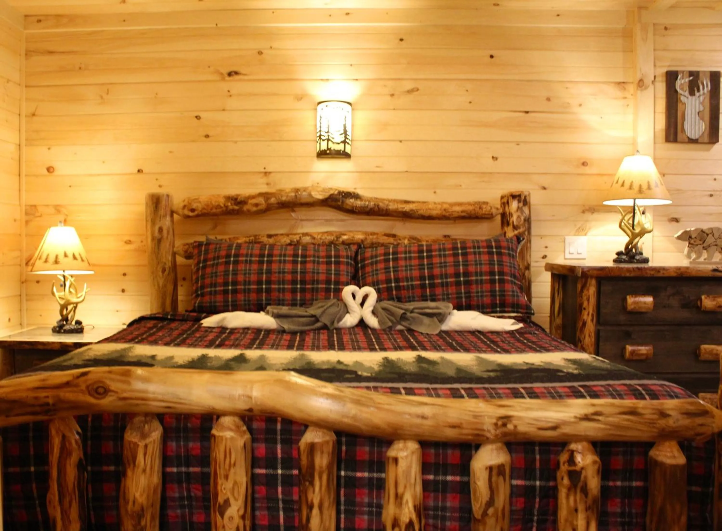 Bed in The Sundowner on Lake George