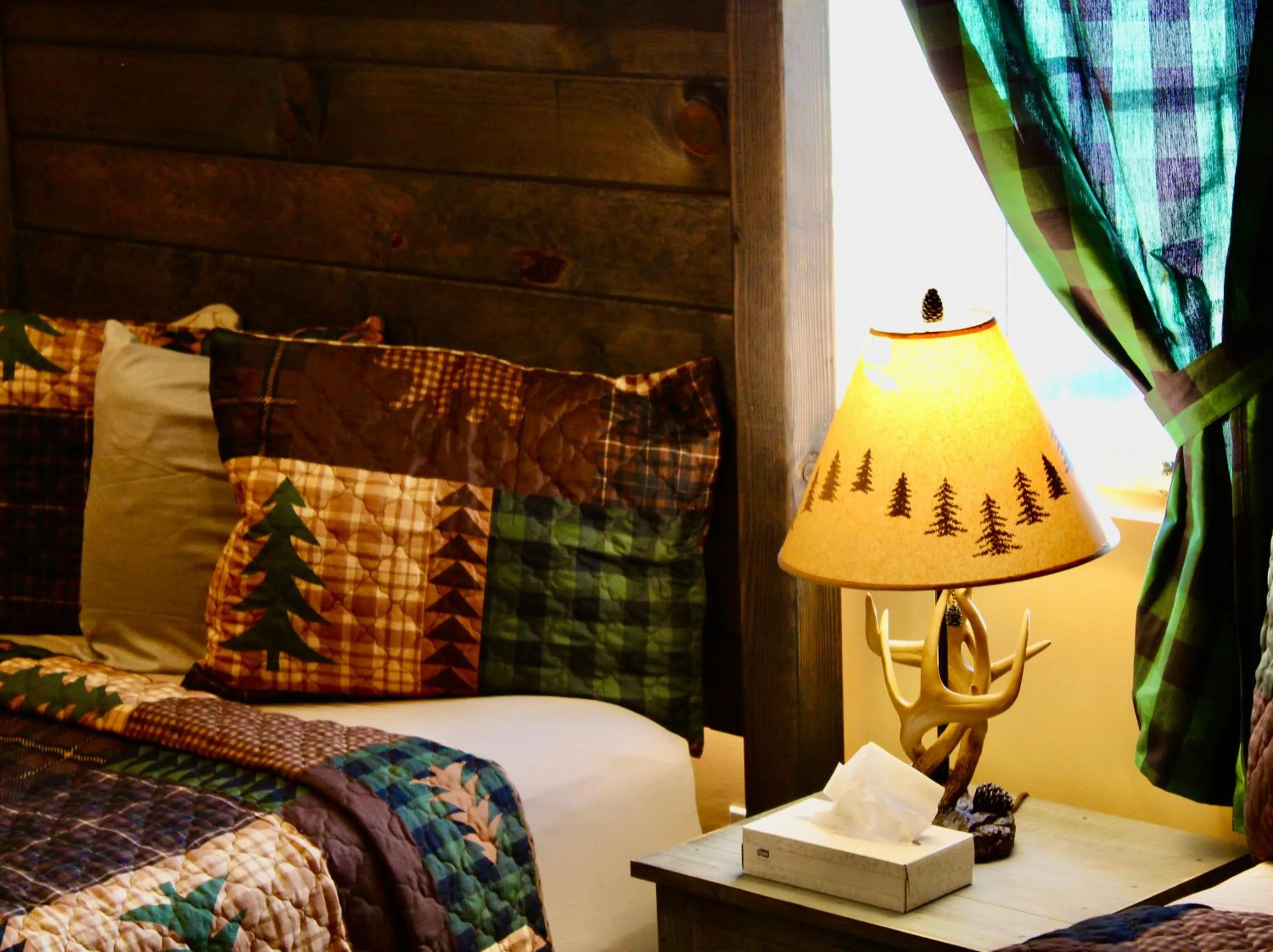 Bed in The Sundowner on Lake George