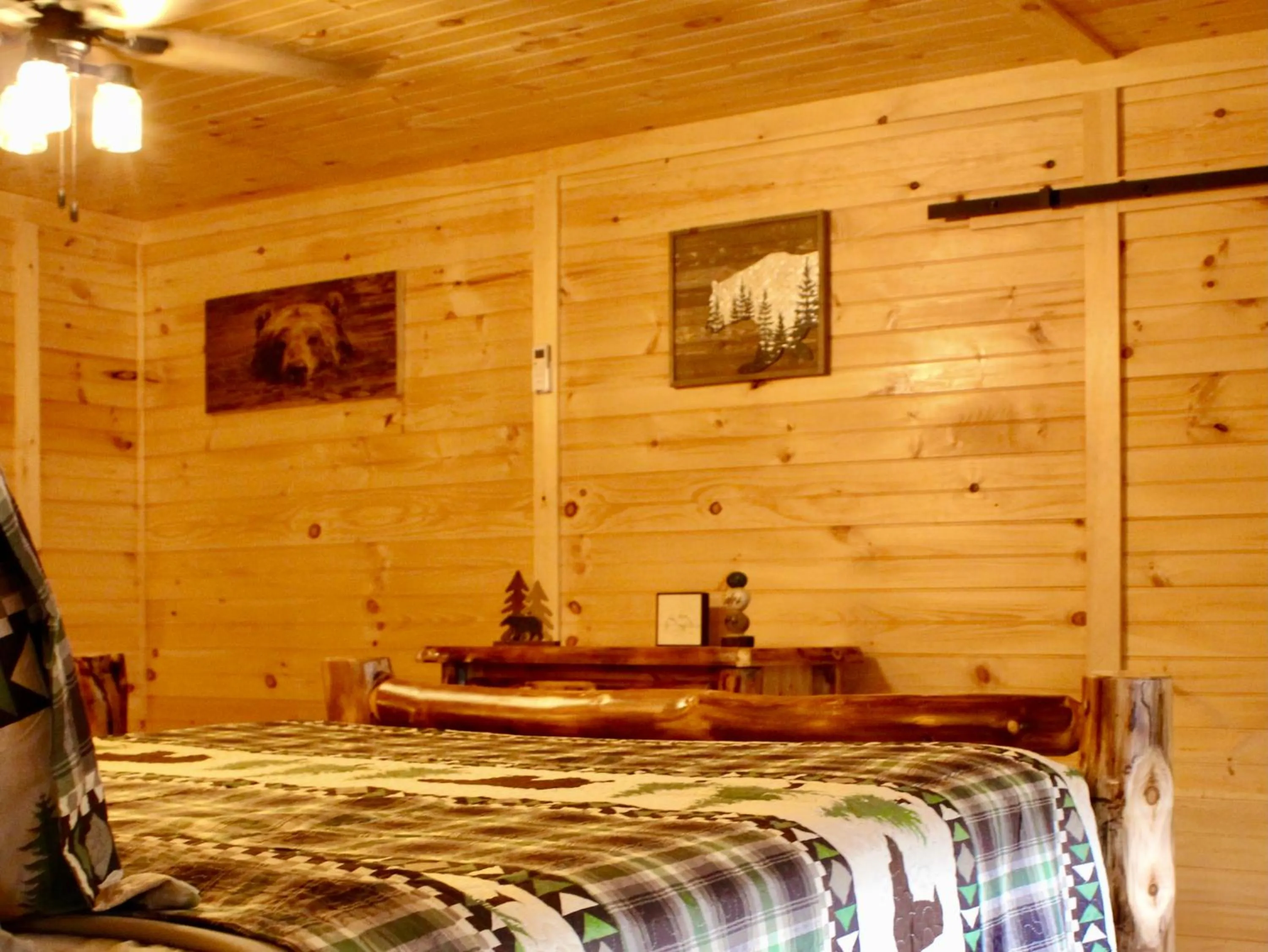 Bed in The Sundowner on Lake George