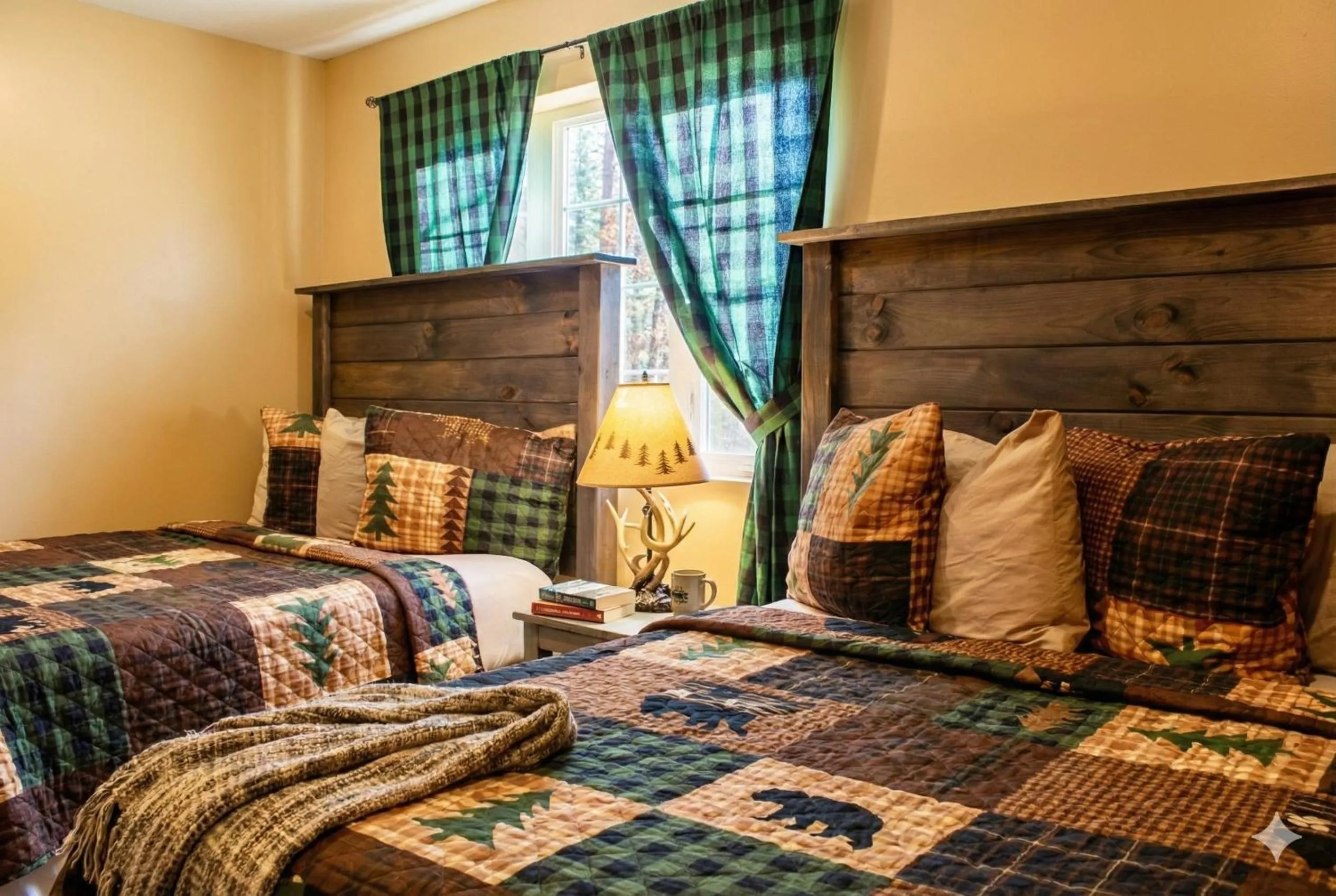 Bed in The Sundowner on Lake George