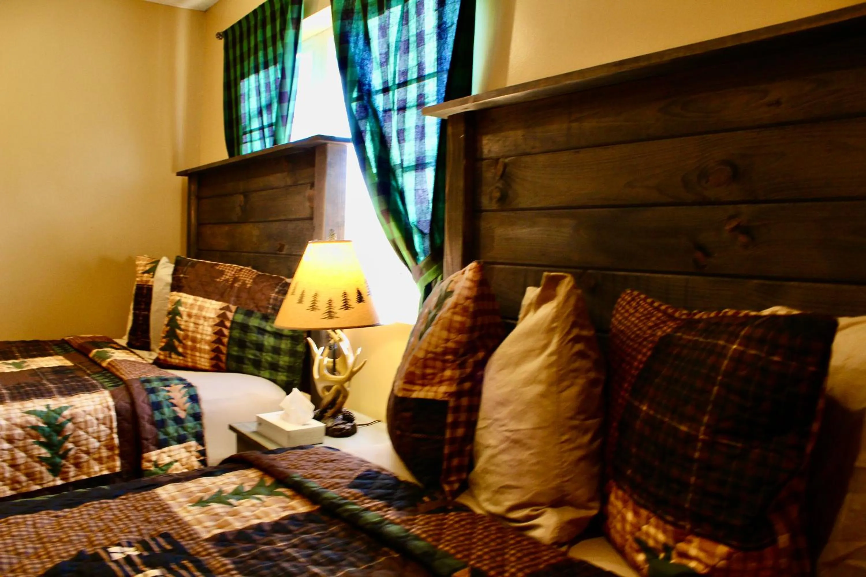 Bed in The Sundowner on Lake George