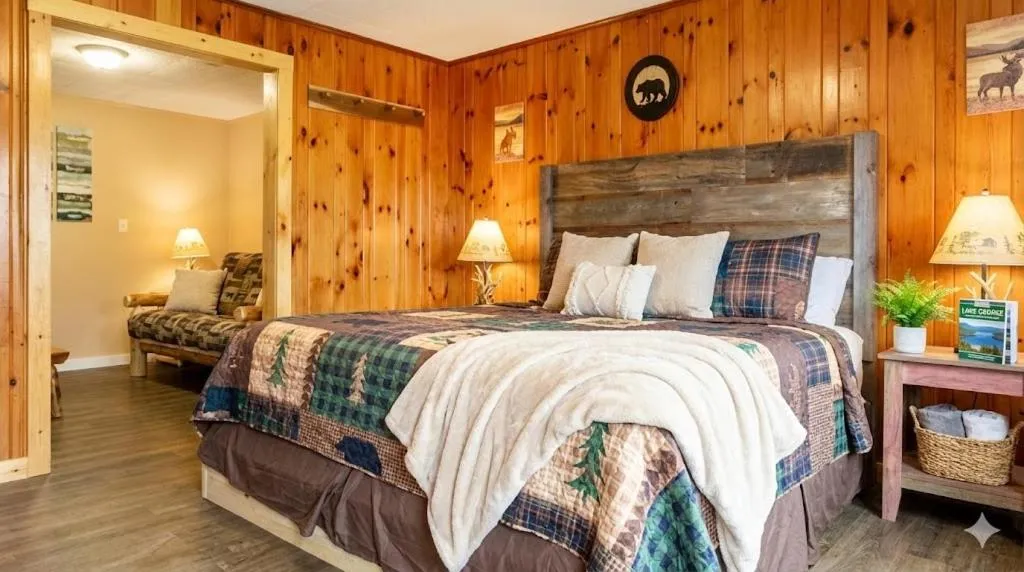 Bed in The Sundowner on Lake George