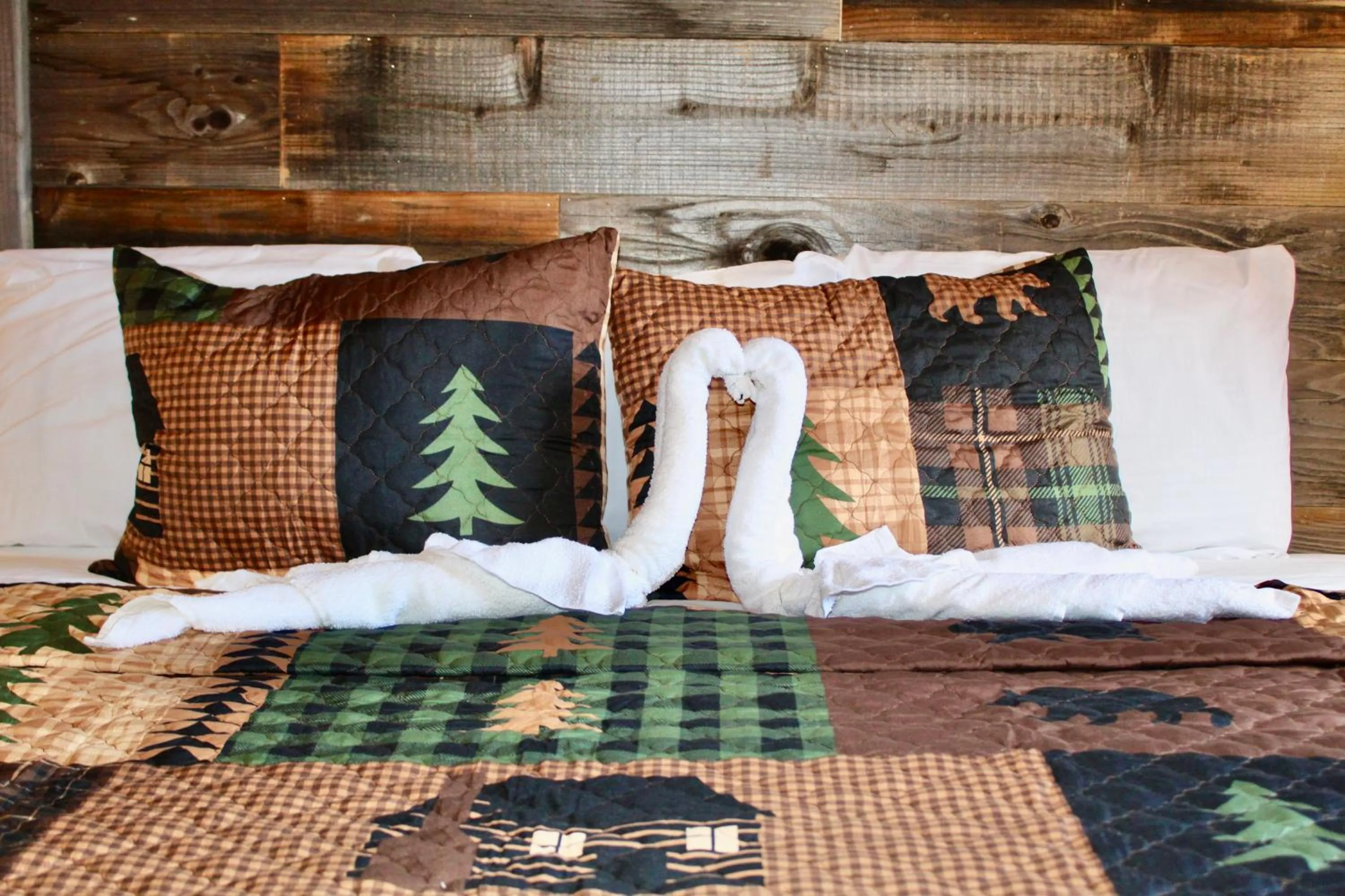 Bed in The Sundowner on Lake George
