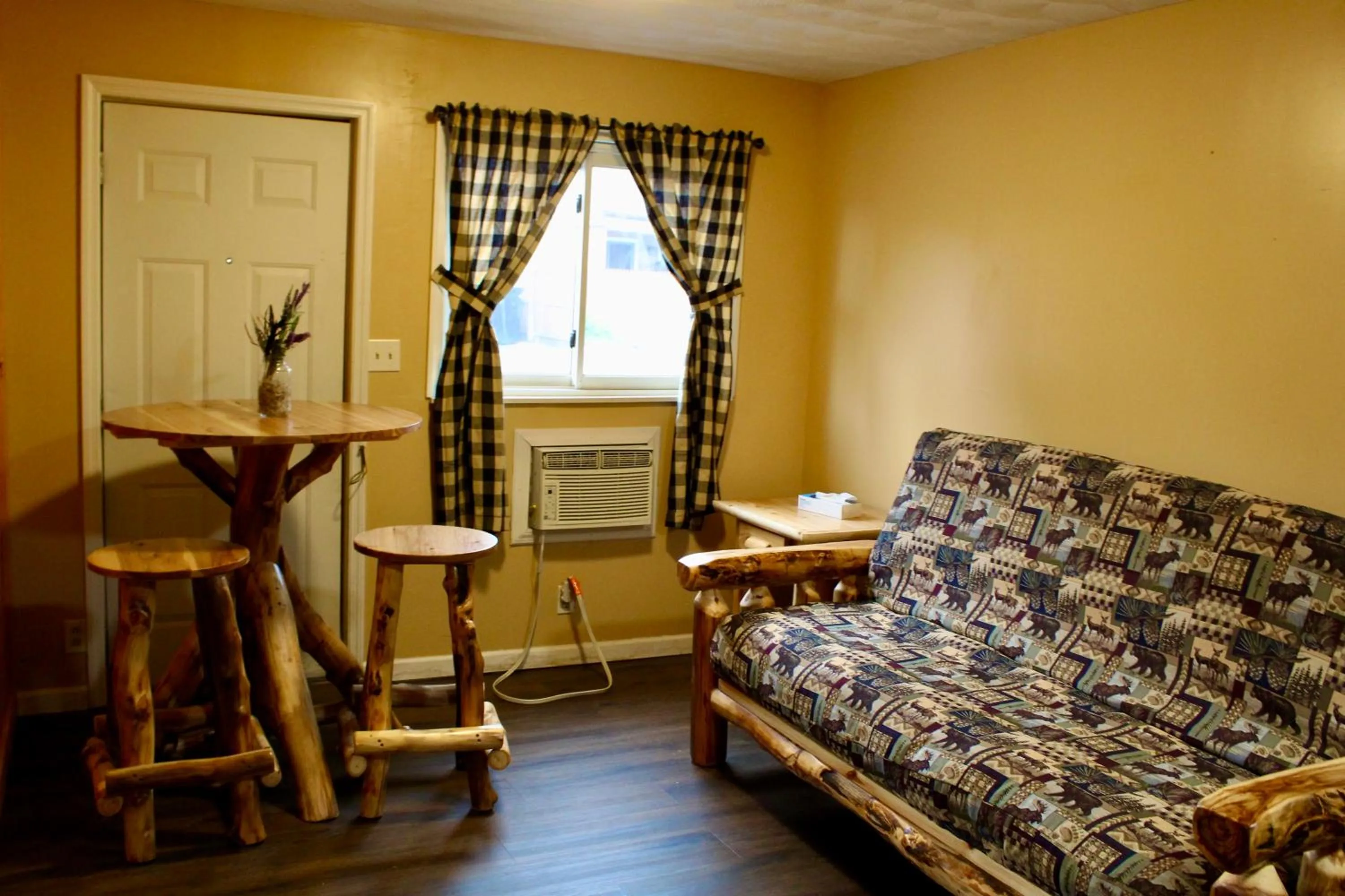 Bed in The Sundowner on Lake George
