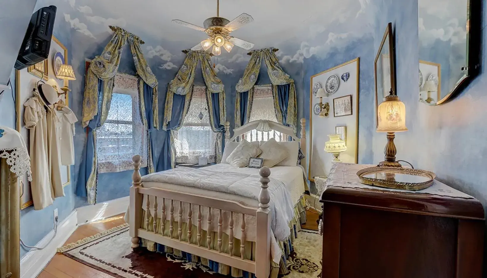 Double Room with Shared Bathroom in Schuster Mansion Bed & Breakfast Double Room with Shared Bathroom in Schuster Mansion Bed & Breakfast