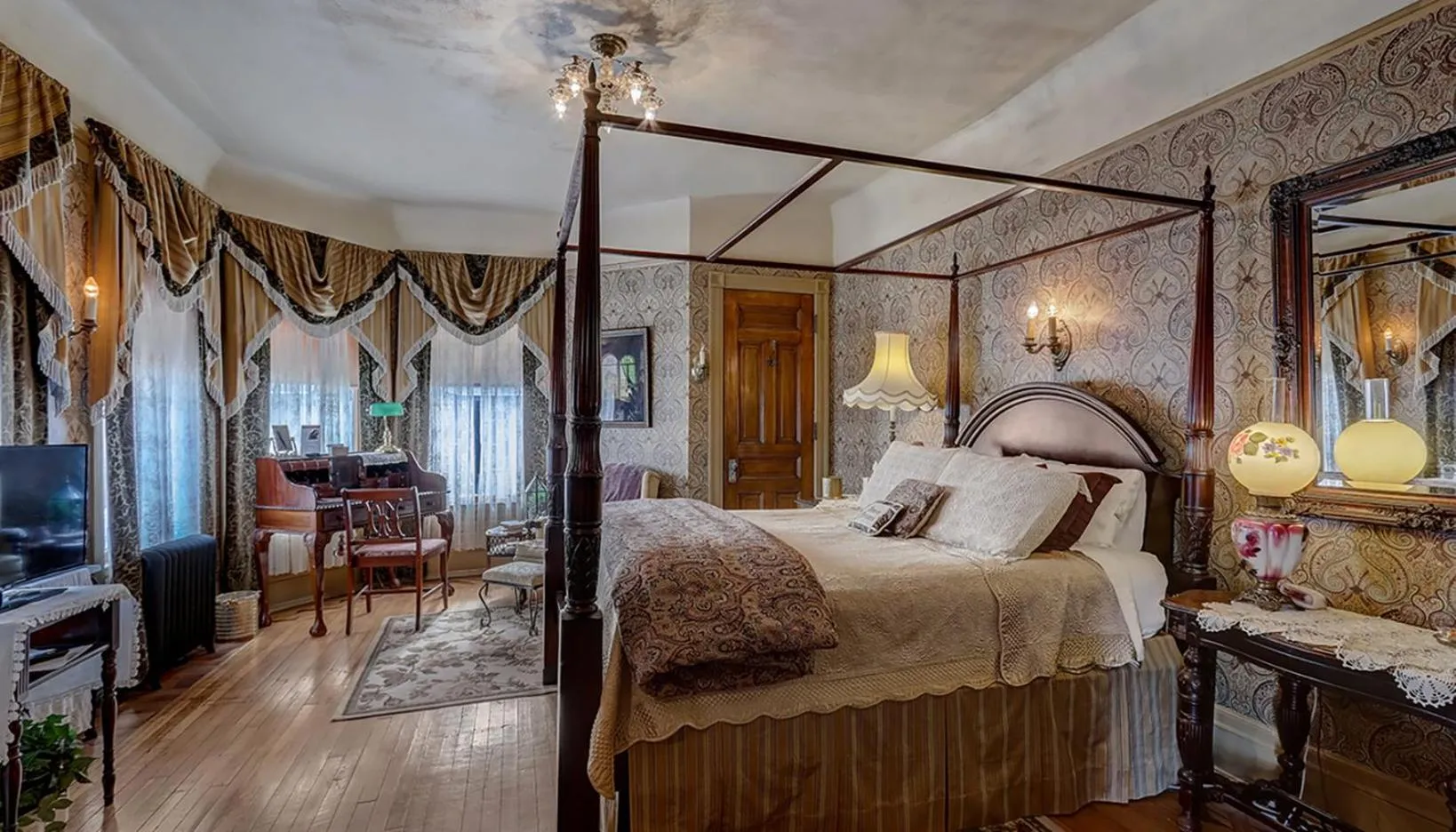 Bedroom, Bed in Schuster Mansion Bed & Breakfast