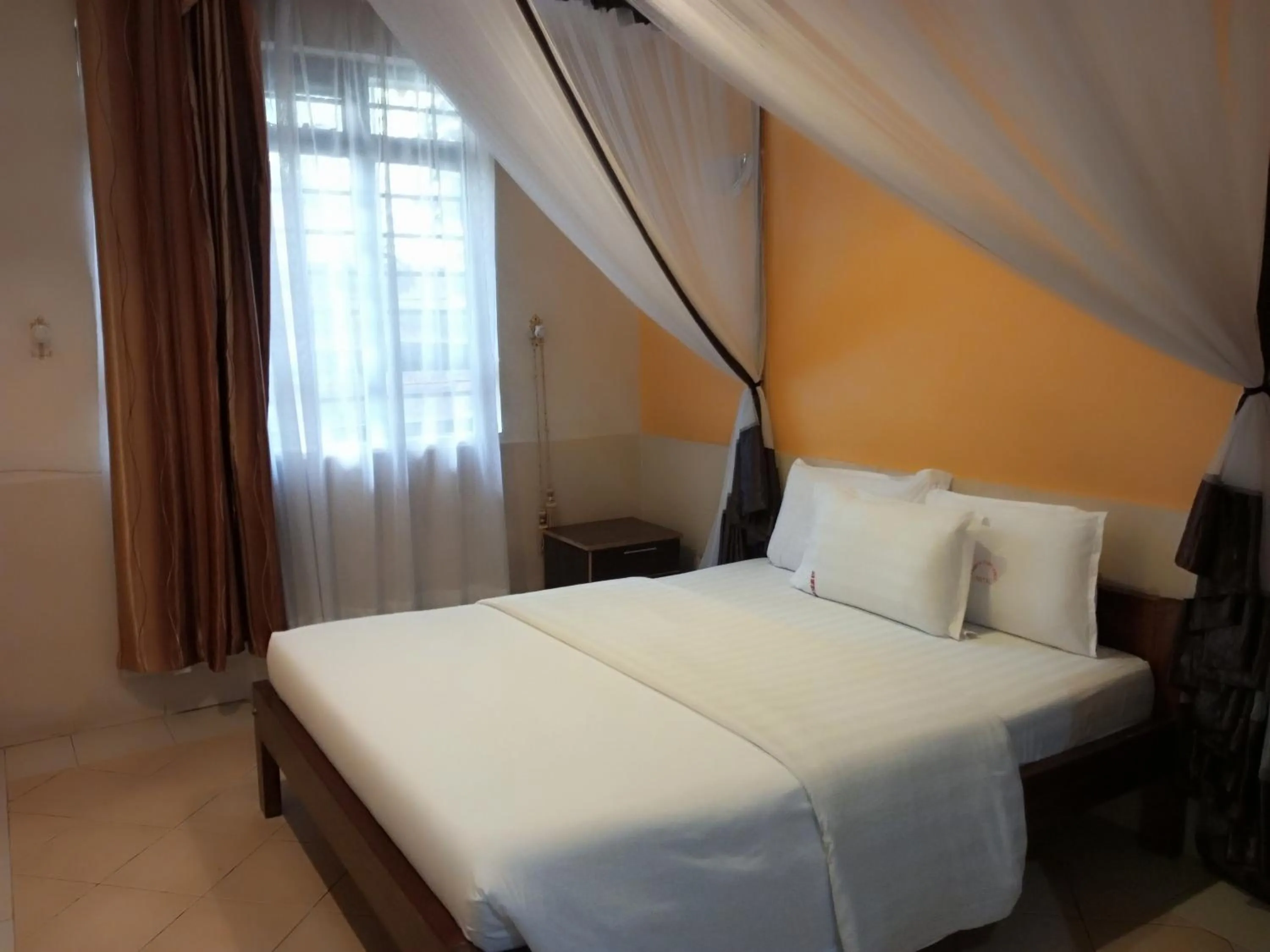 Bed in Fourth Parklands Hotel