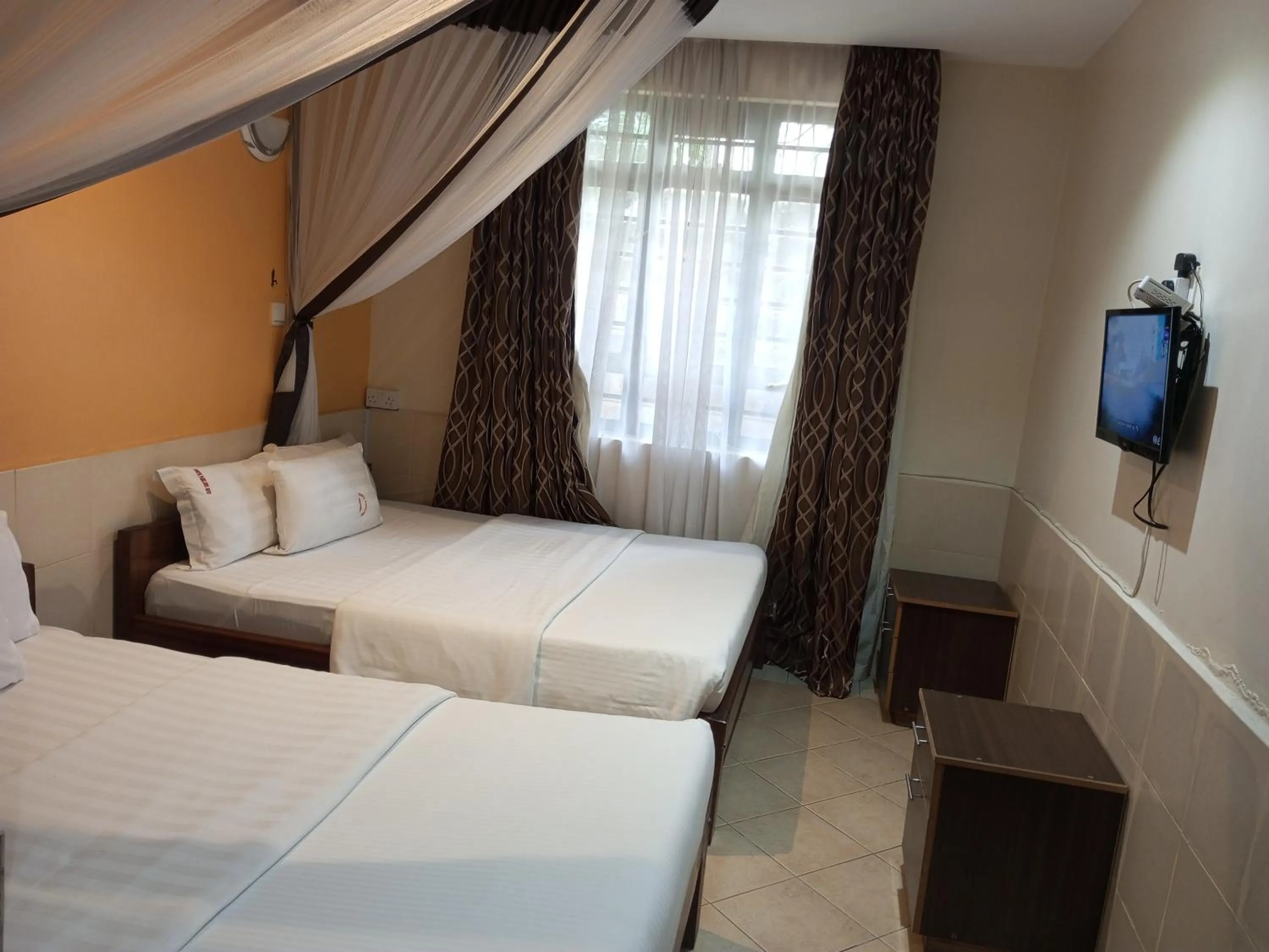 Bed in Fourth Parklands Hotel