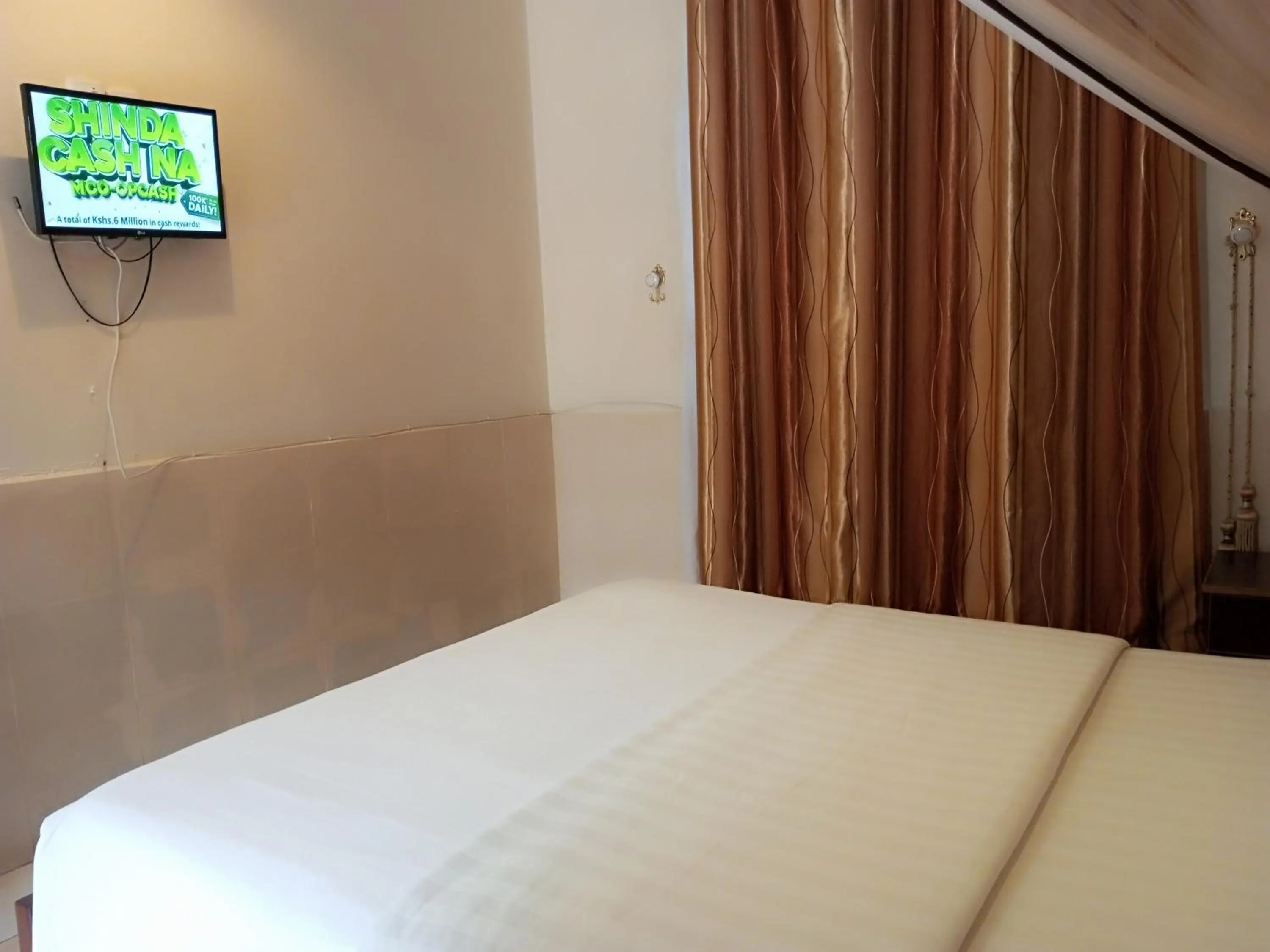 Bed in Fourth Parklands Hotel