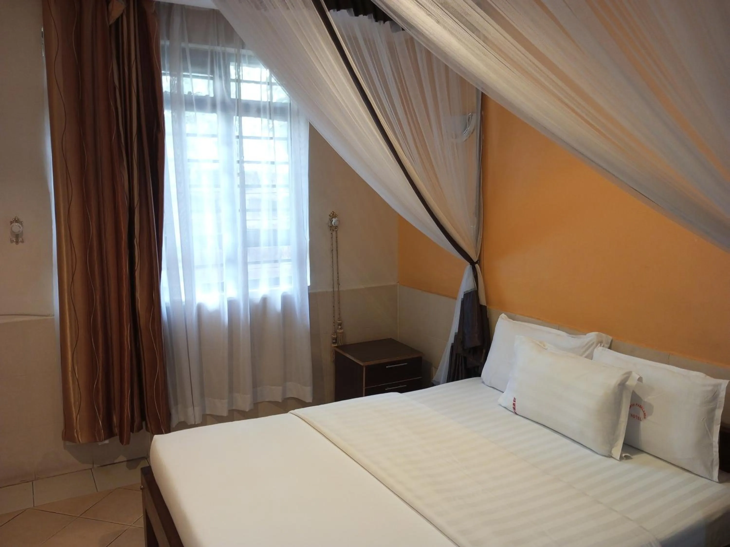 Bed in Fourth Parklands Hotel