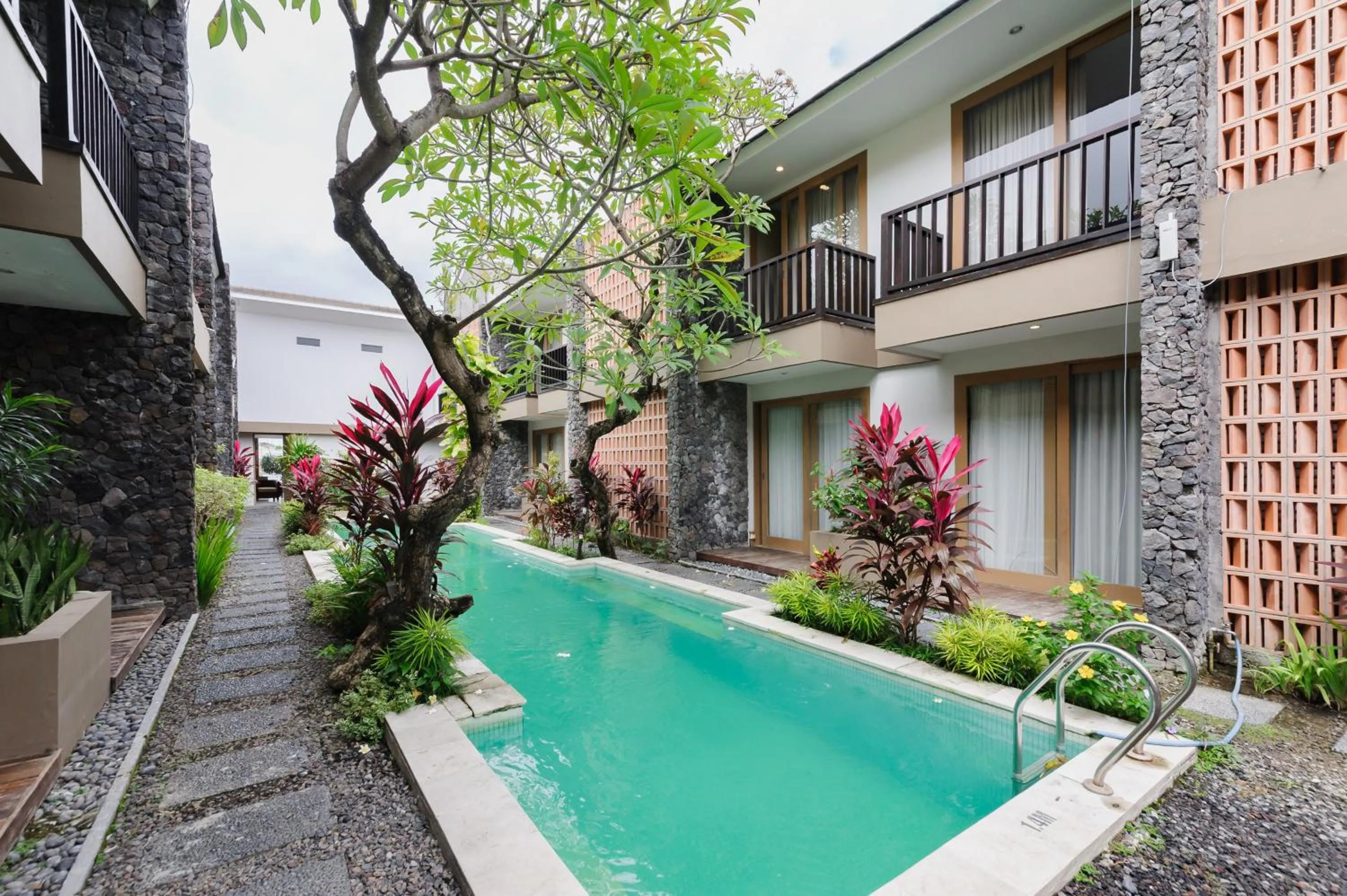 Swimming pool in Sans Vibes Astana Residence Seminyak