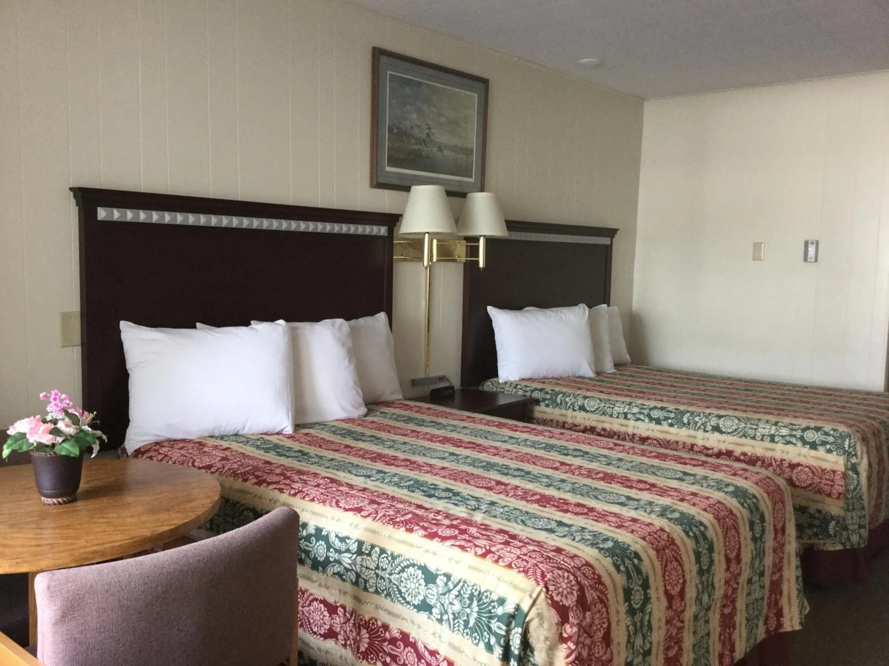 Property building, Bed in Inn Town Motel
