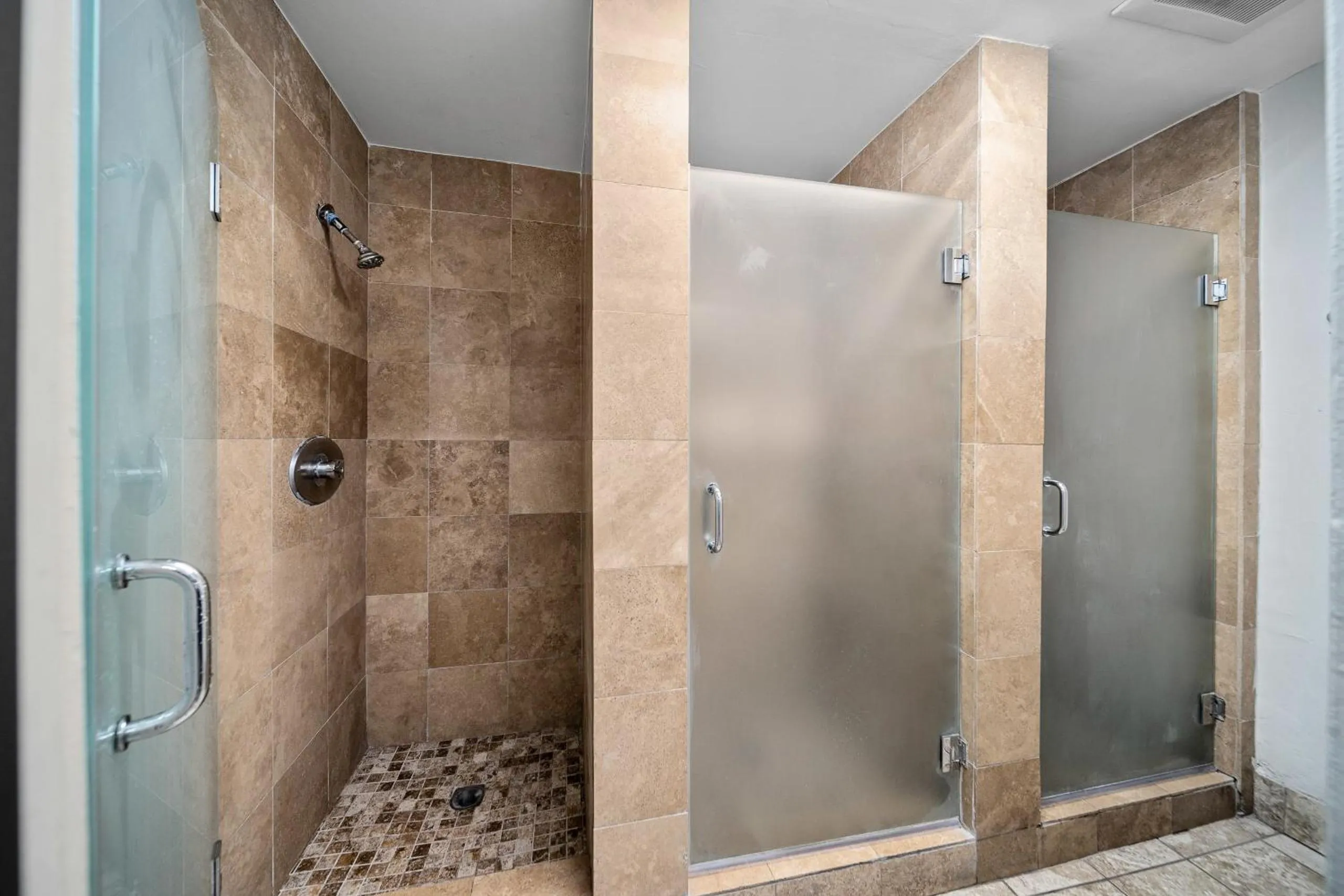 Shower in Samesun Hollywood Hotel & Hostel