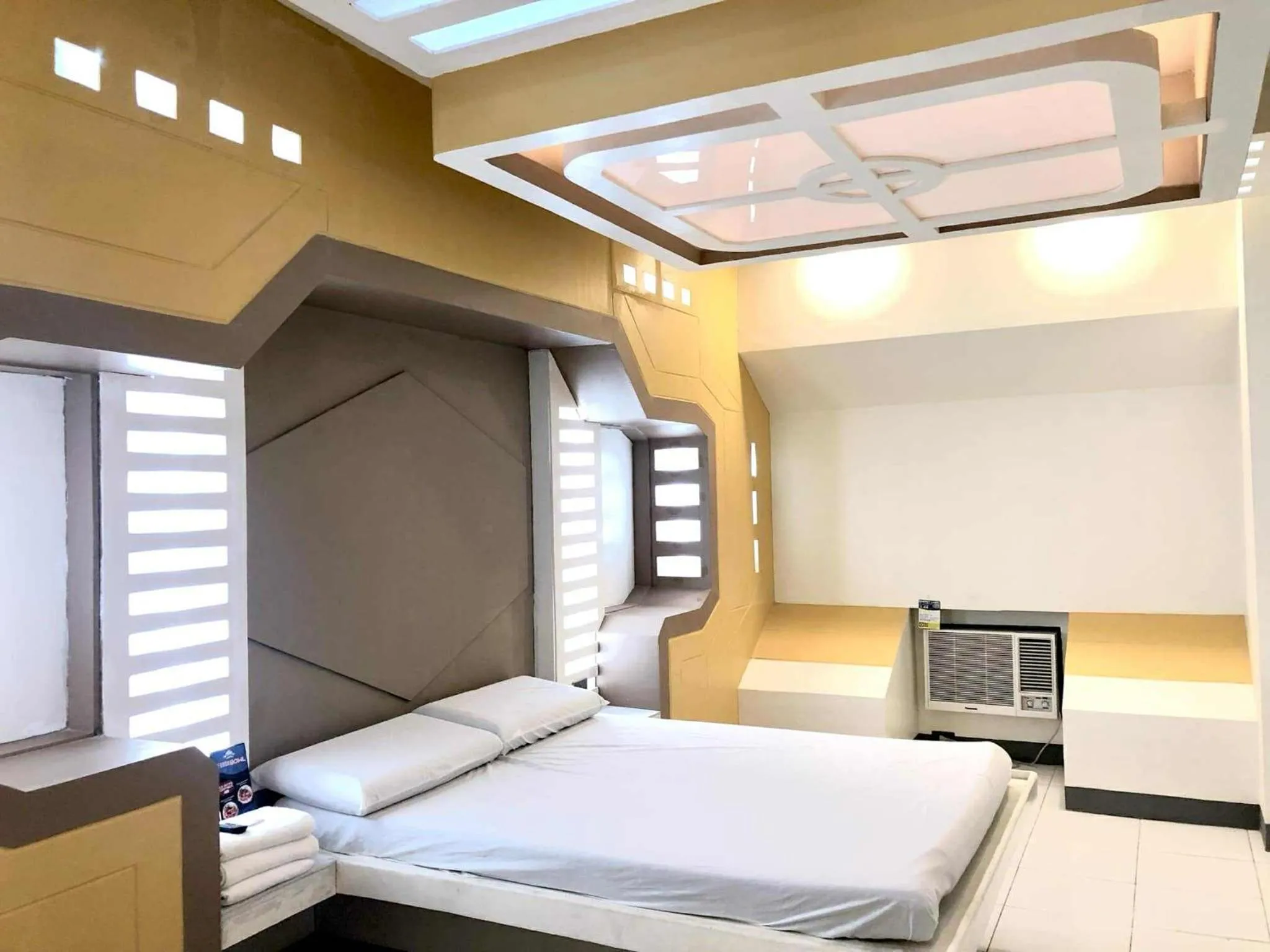 Bedroom, Bed in Astrotel Cebu