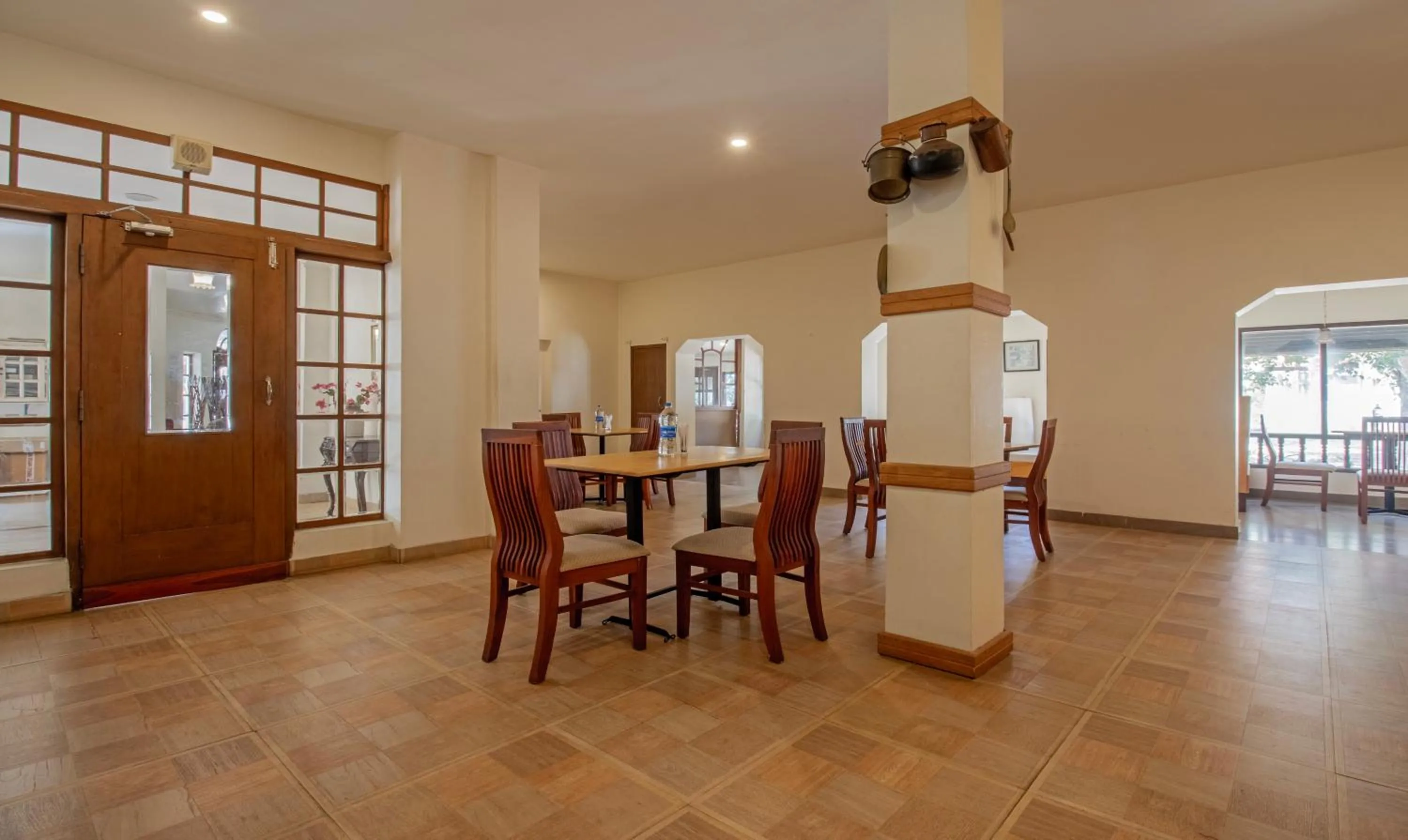 Restaurant/places to eat in Treebo Sadhoo Heritage