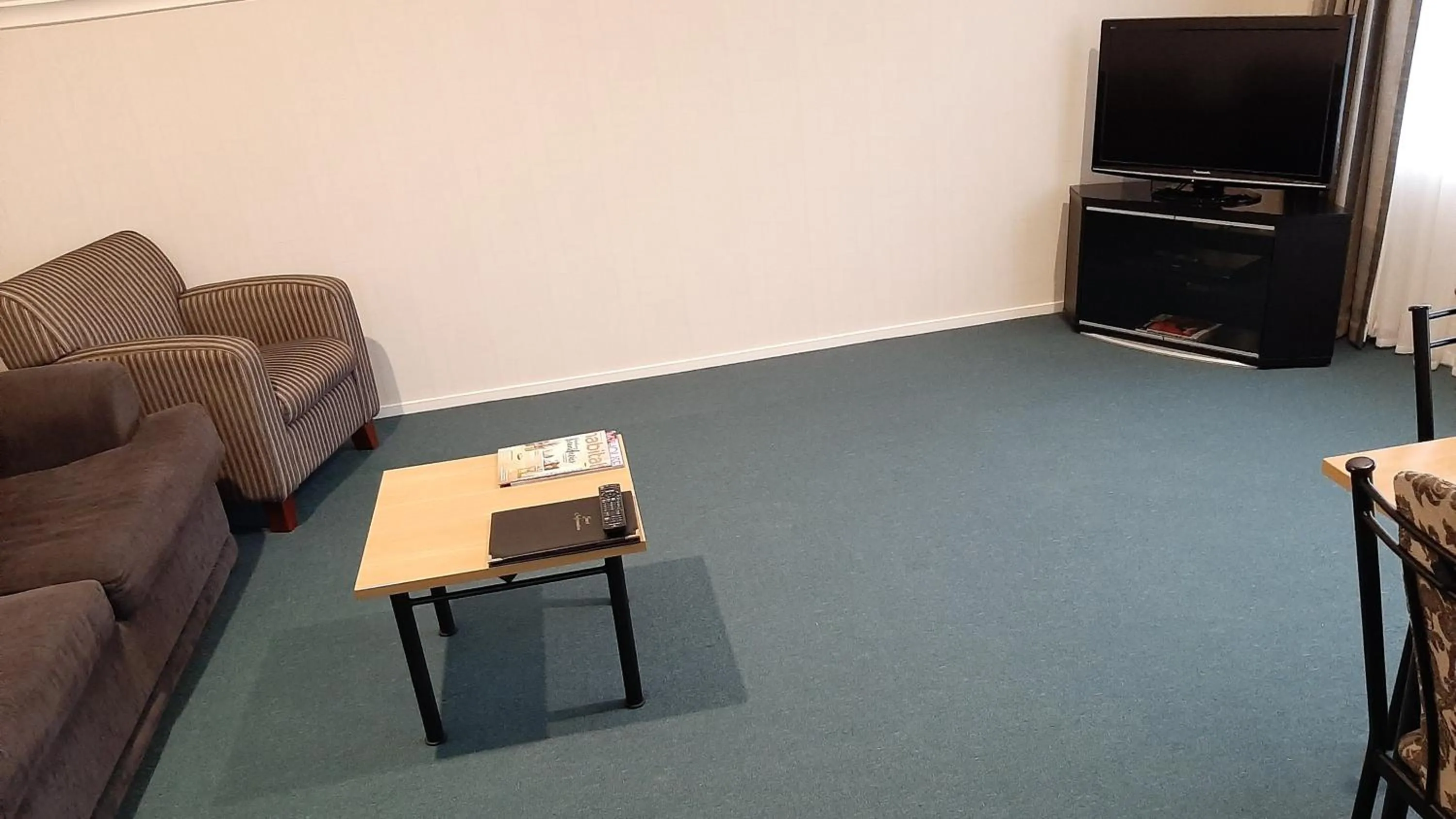 Living room in Central Motor Lodge