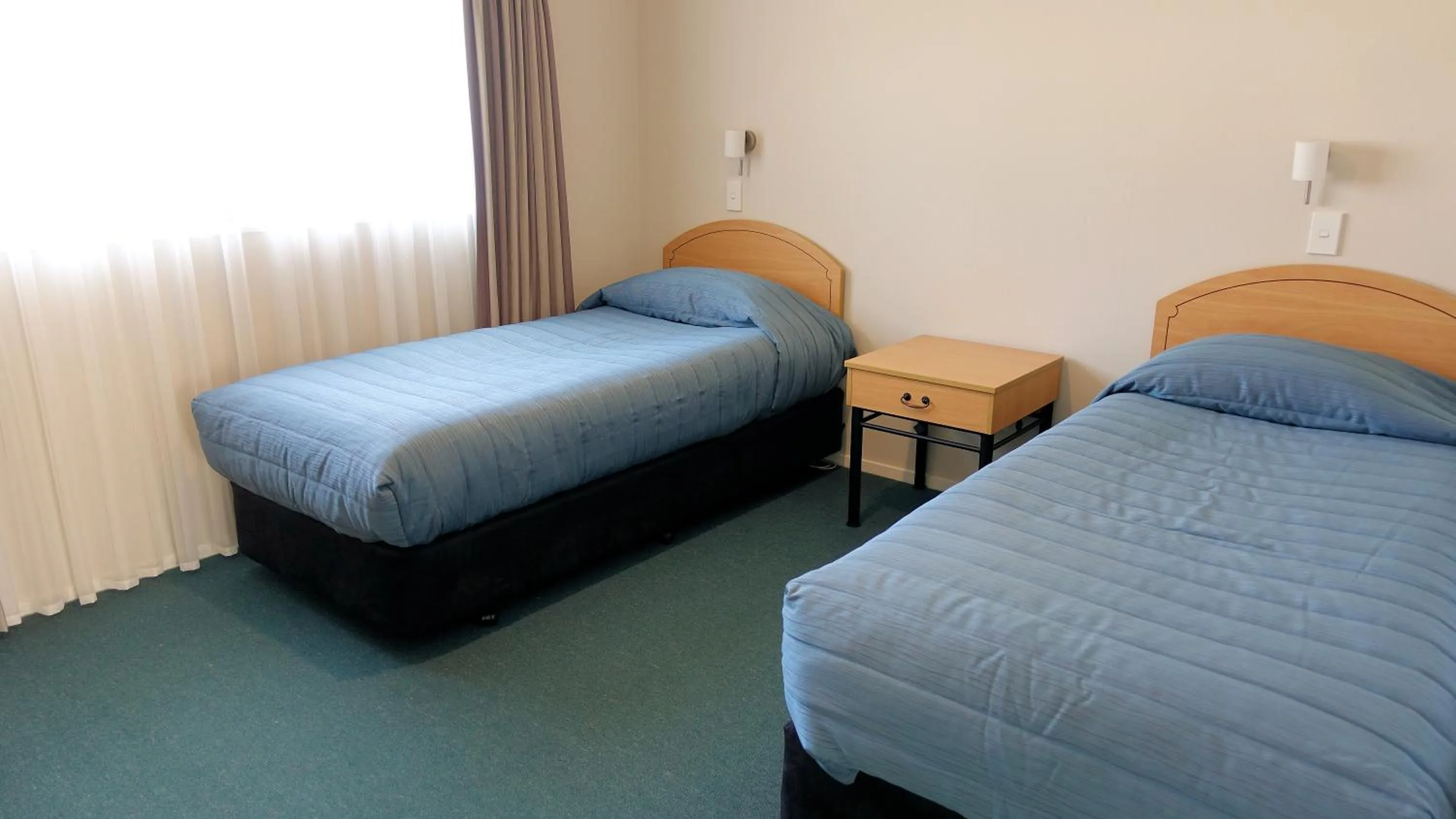 Bedroom, Bed in Central Motor Lodge