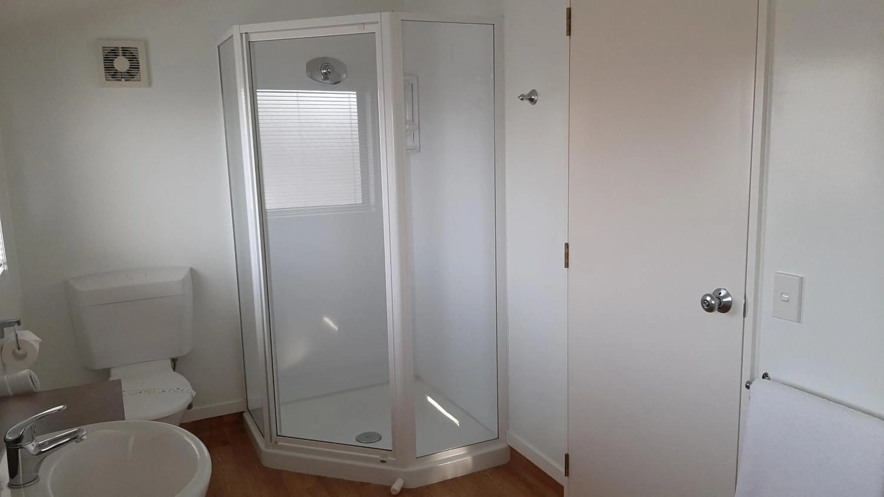 Shower in Central Motor Lodge