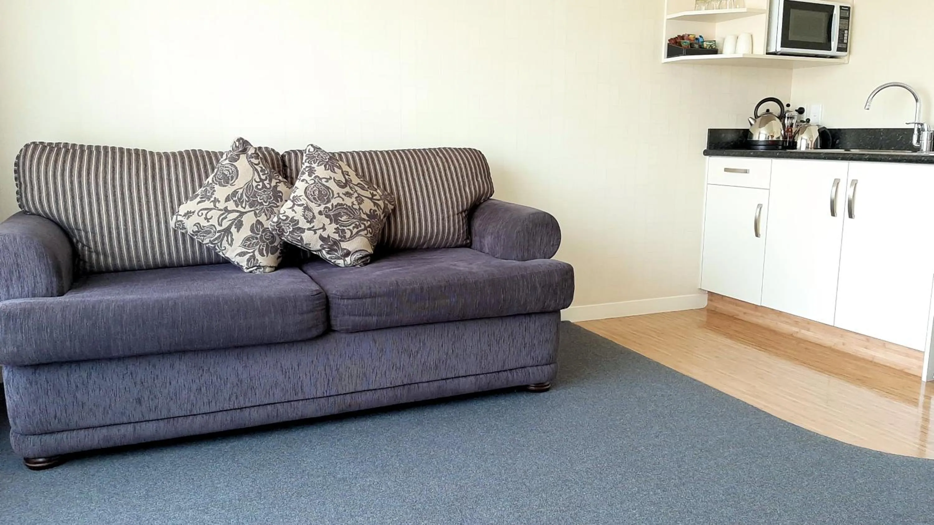 Living room in Central Motor Lodge