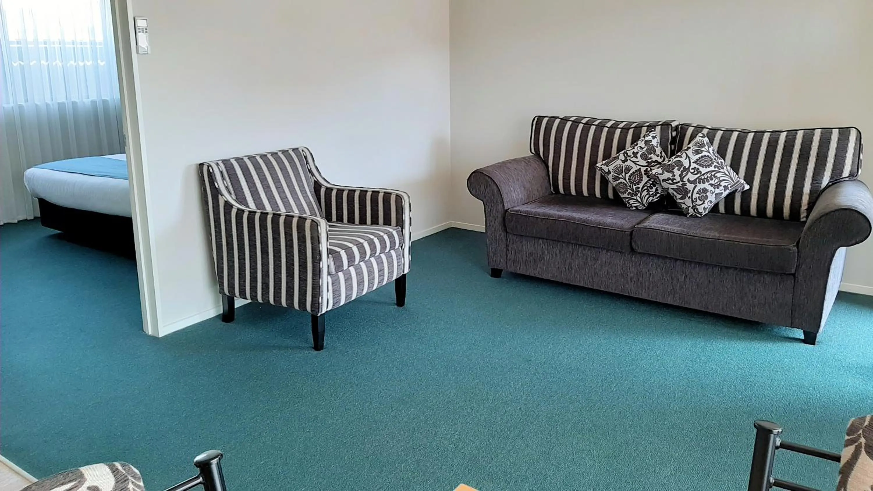 Seating area, Bed in Central Motor Lodge