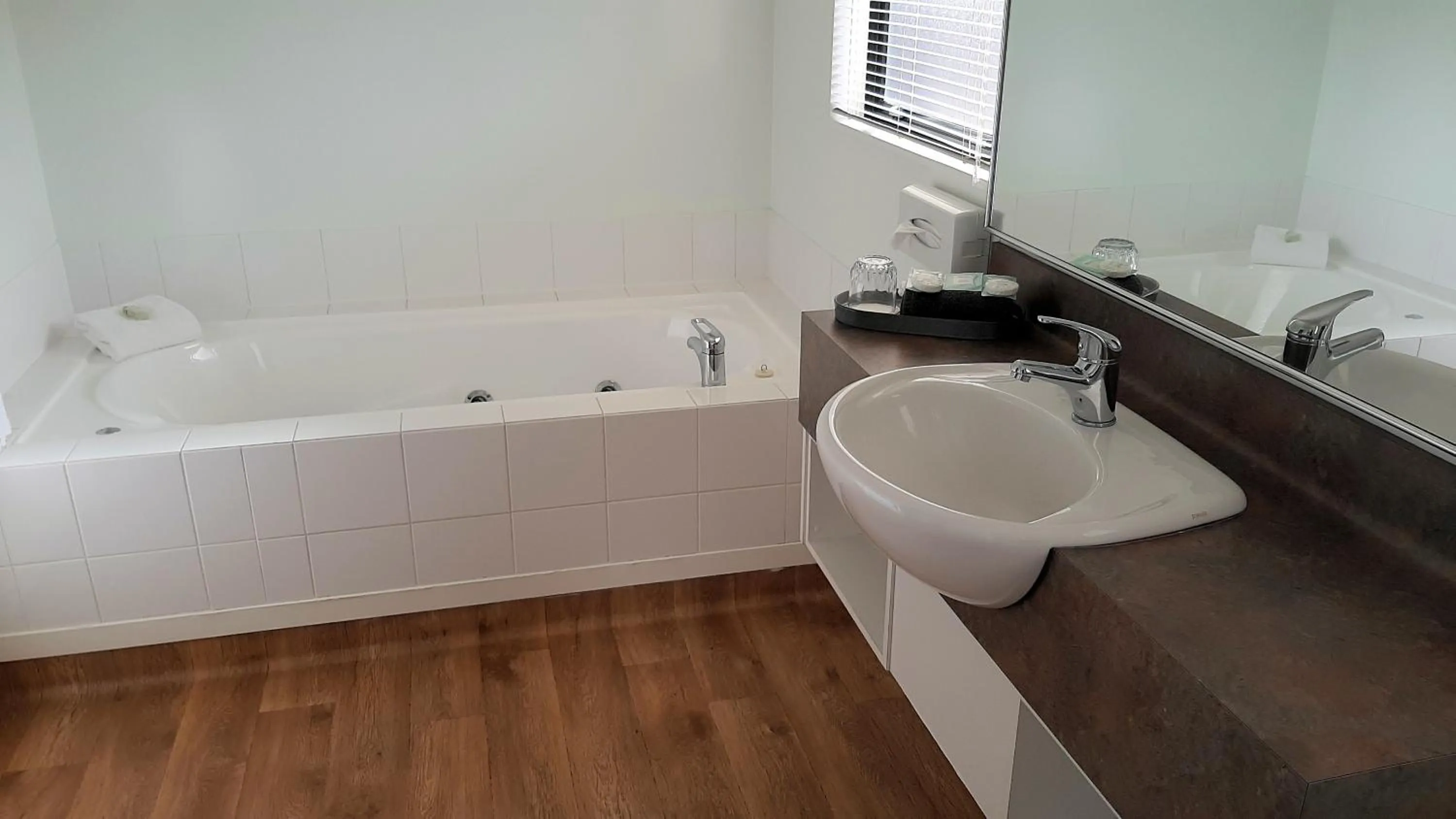 Bath in Central Motor Lodge