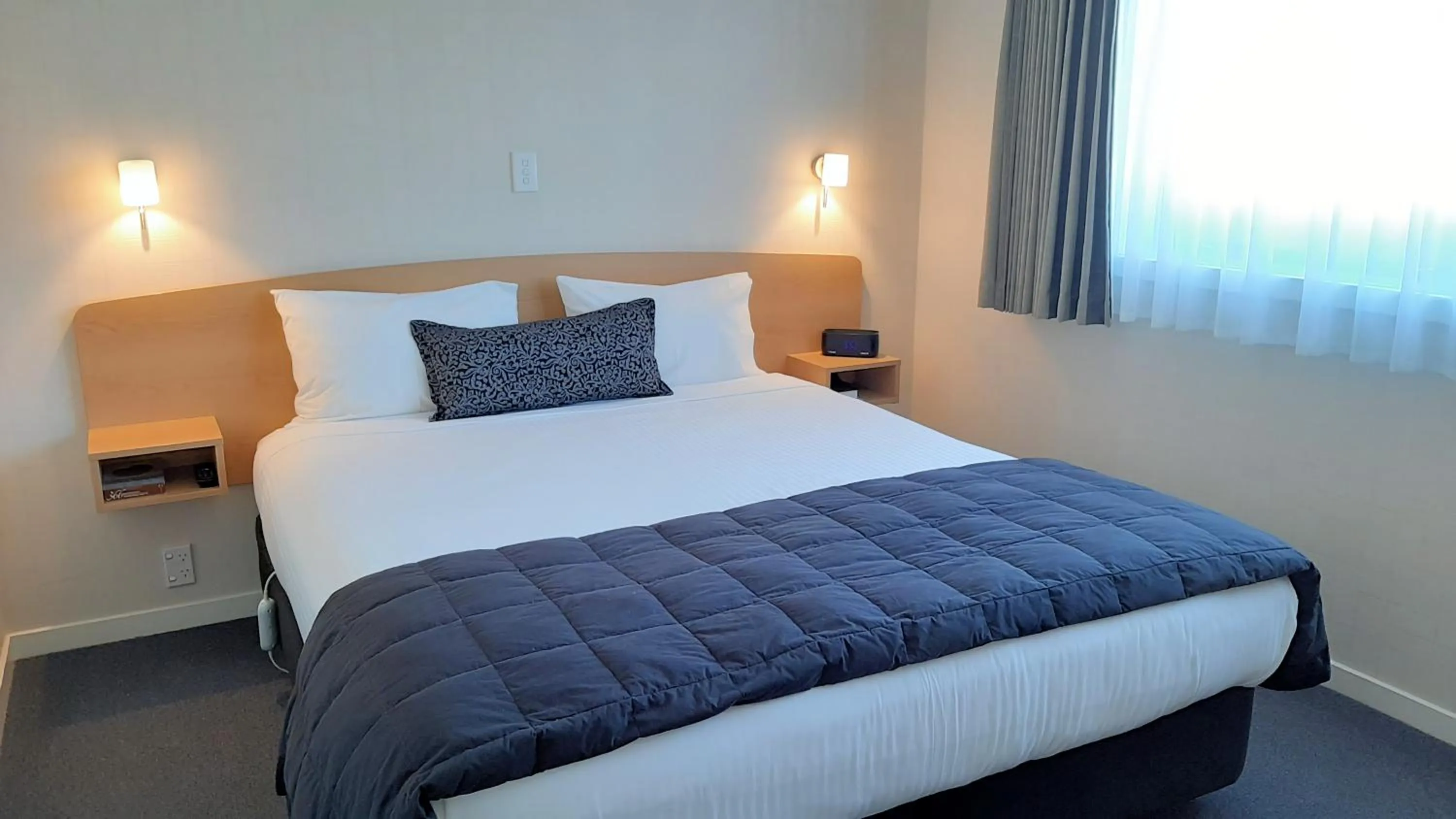 Bedroom, Bed in Central Motor Lodge