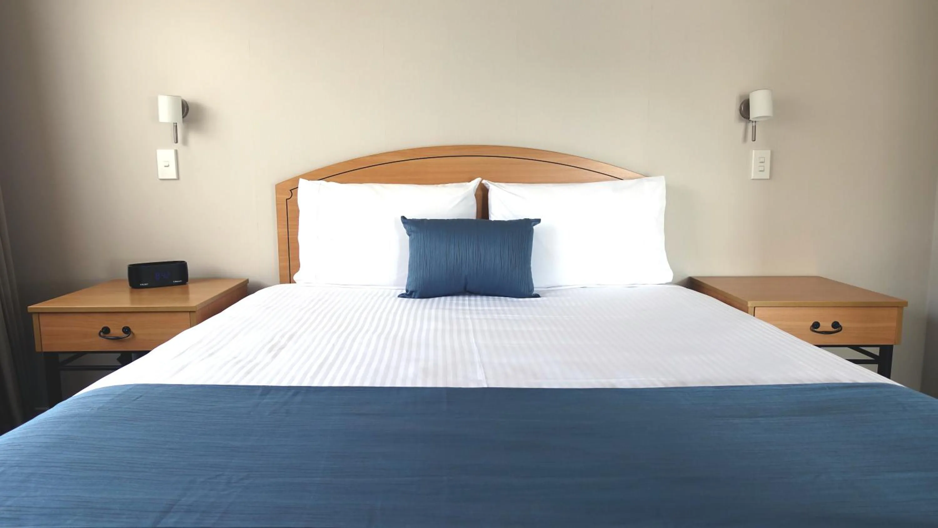 Bedroom, Bed in Central Motor Lodge