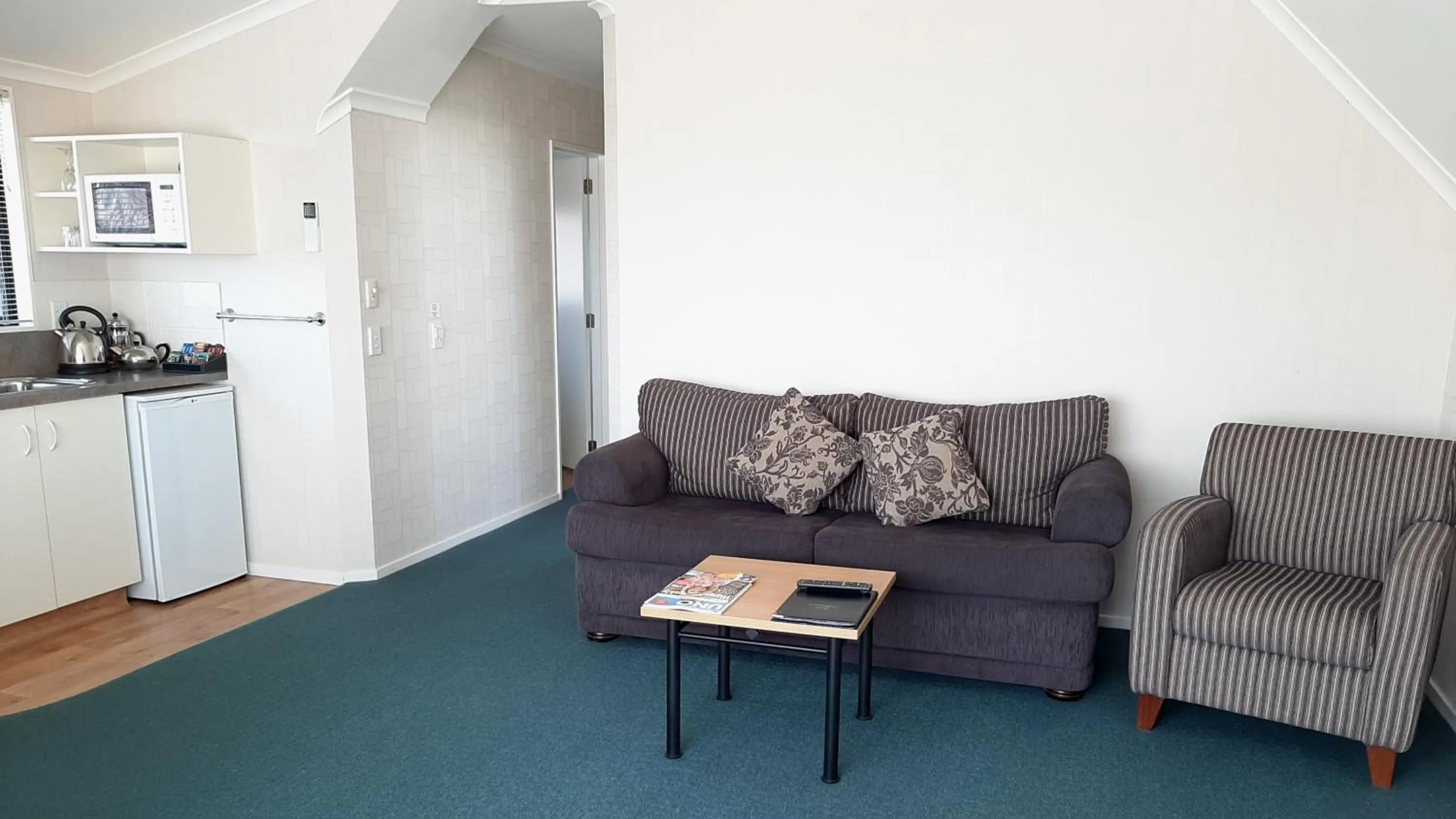 Living room in Central Motor Lodge