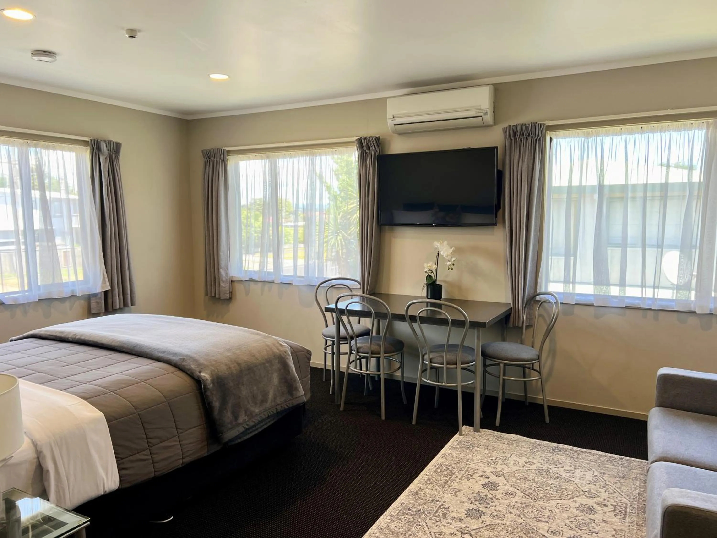 Living room, Bed in Ashbrook Motel Taupo