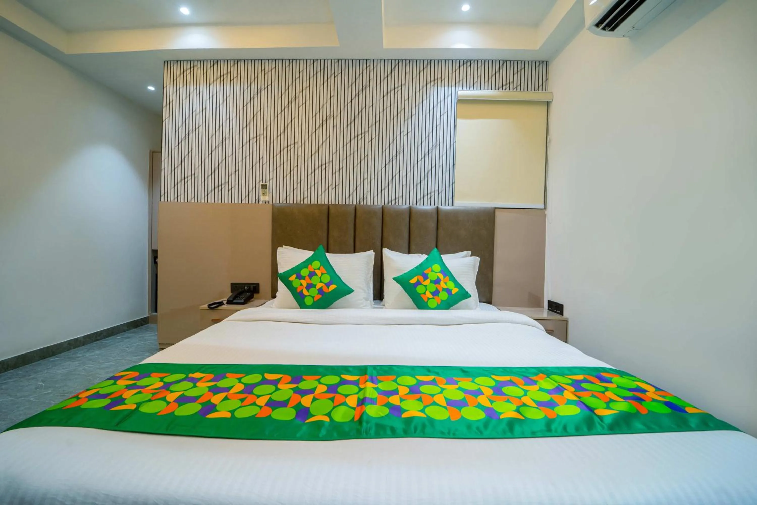 Bedroom, Bed in Treebo Gemstone