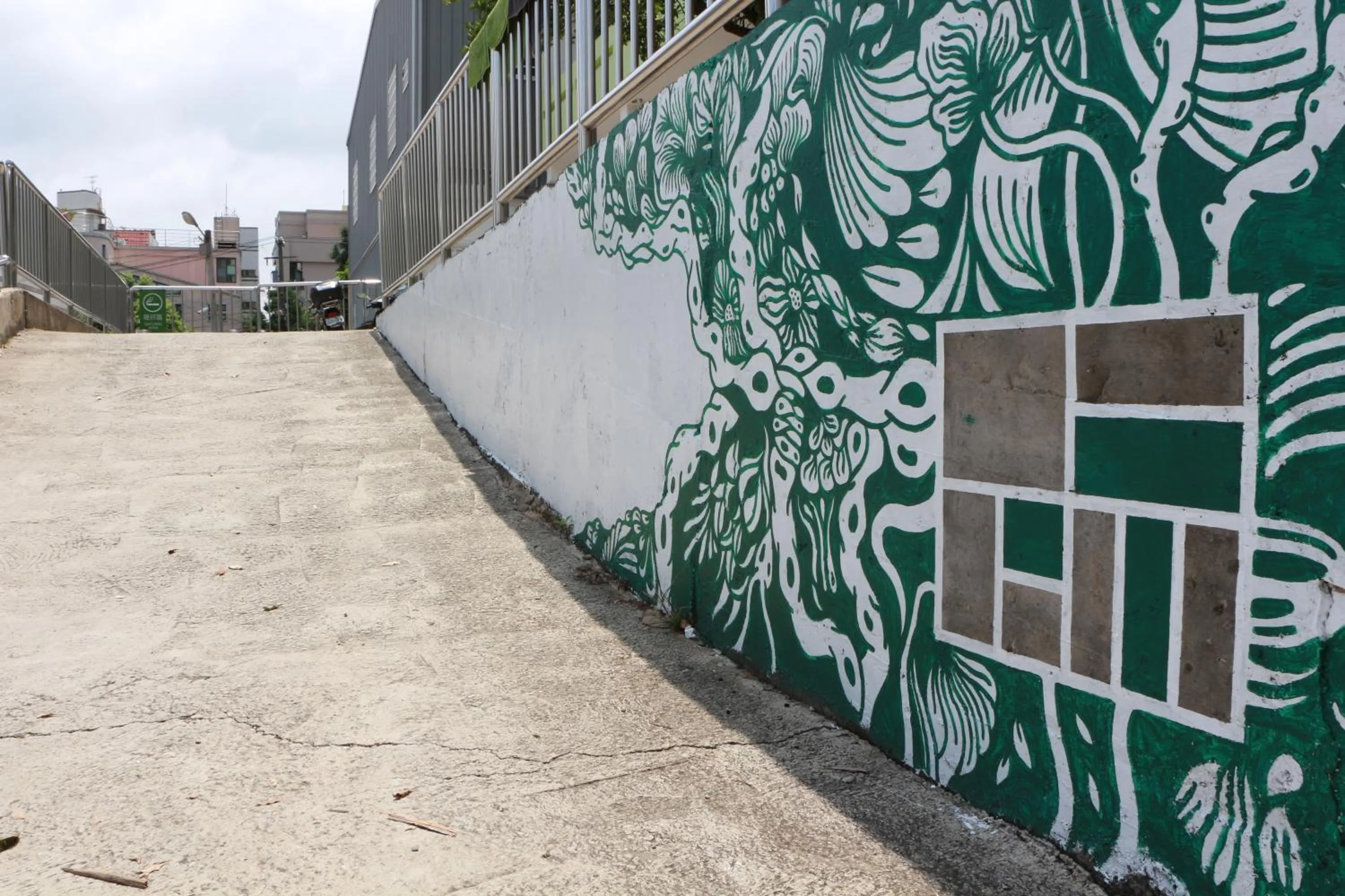 Facade/entrance in T-Life Hostel