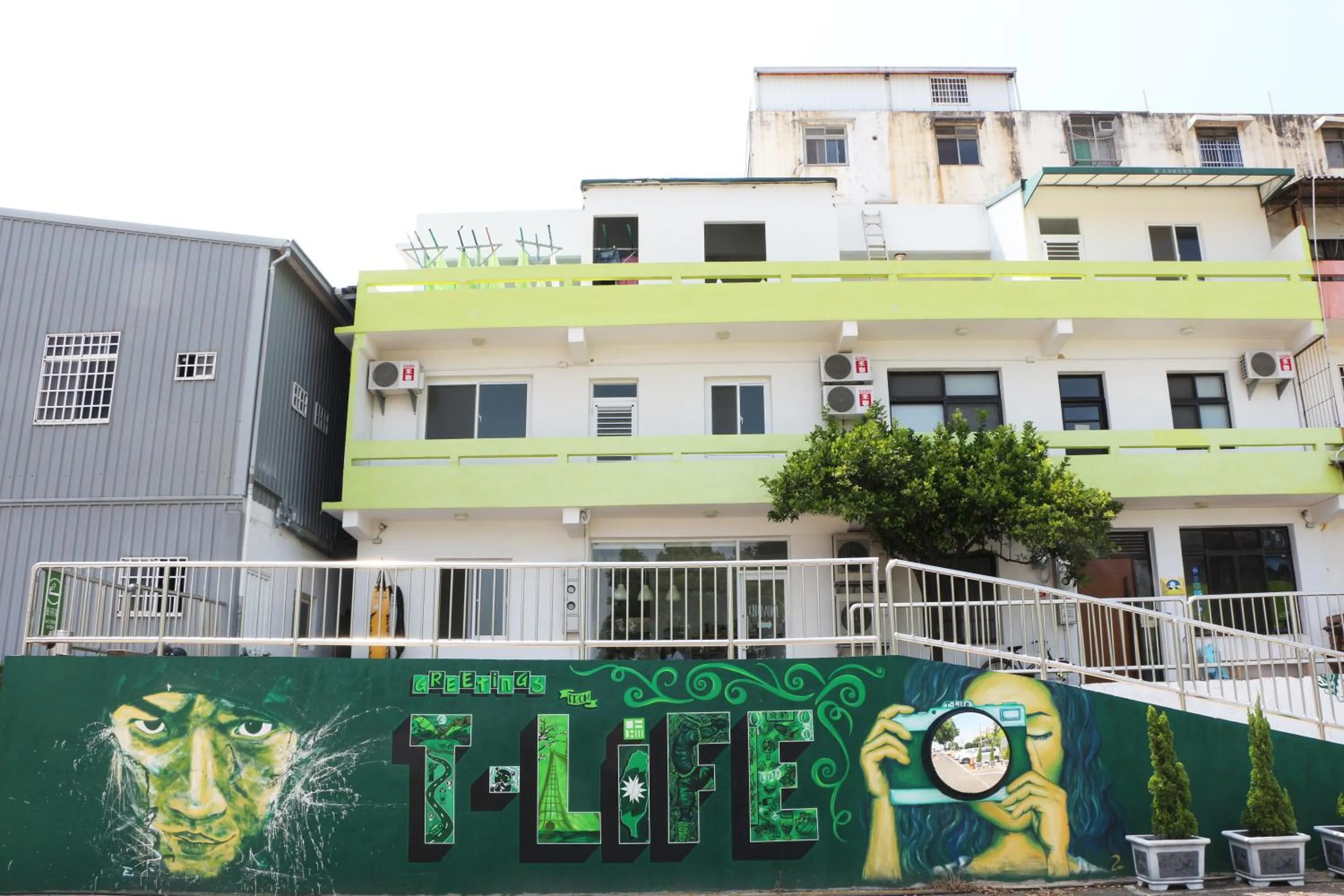 Facade/entrance in T-Life Hostel