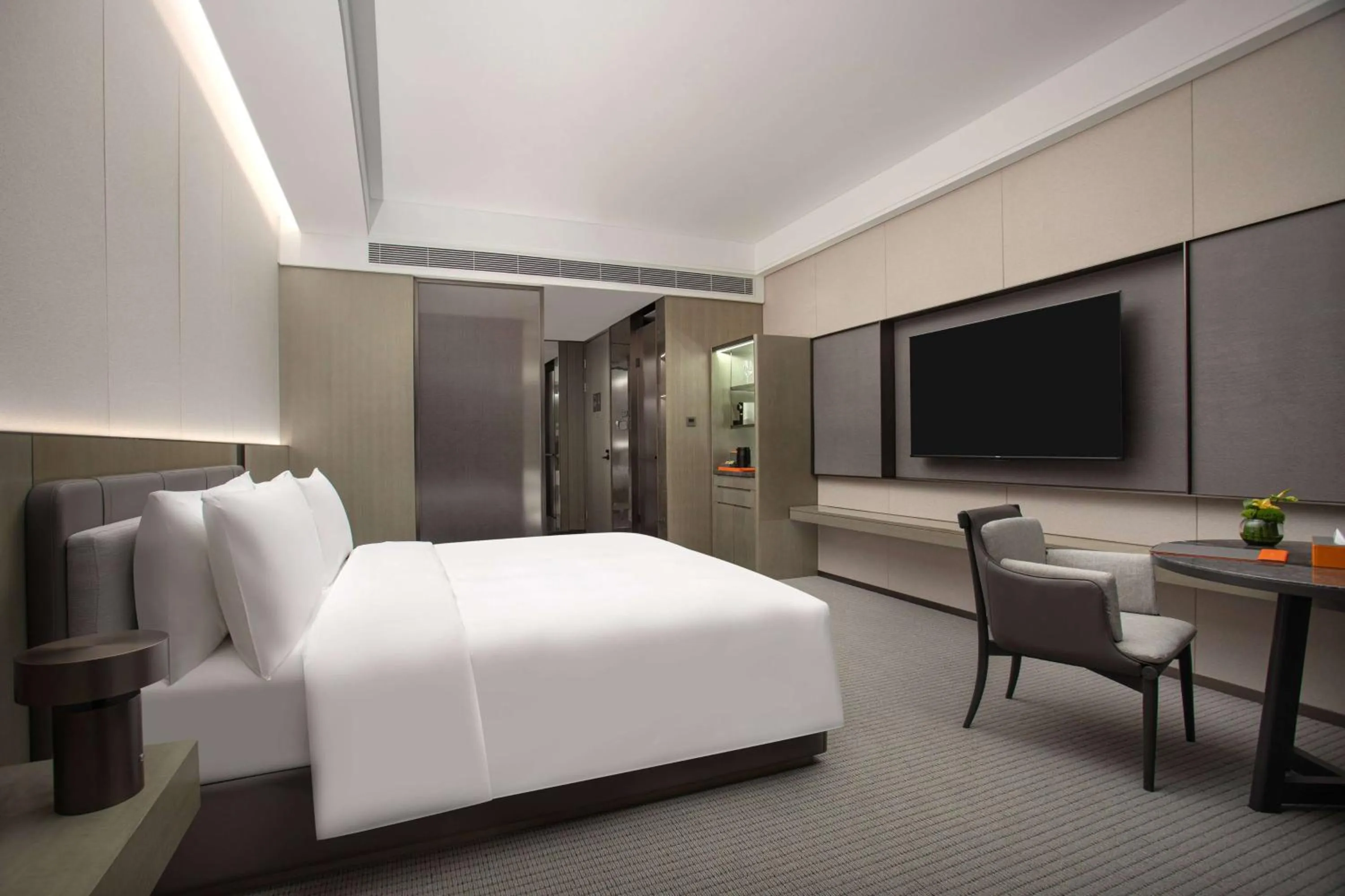 Photo of the whole room, Bed in Wyndham Grand Chengdu East