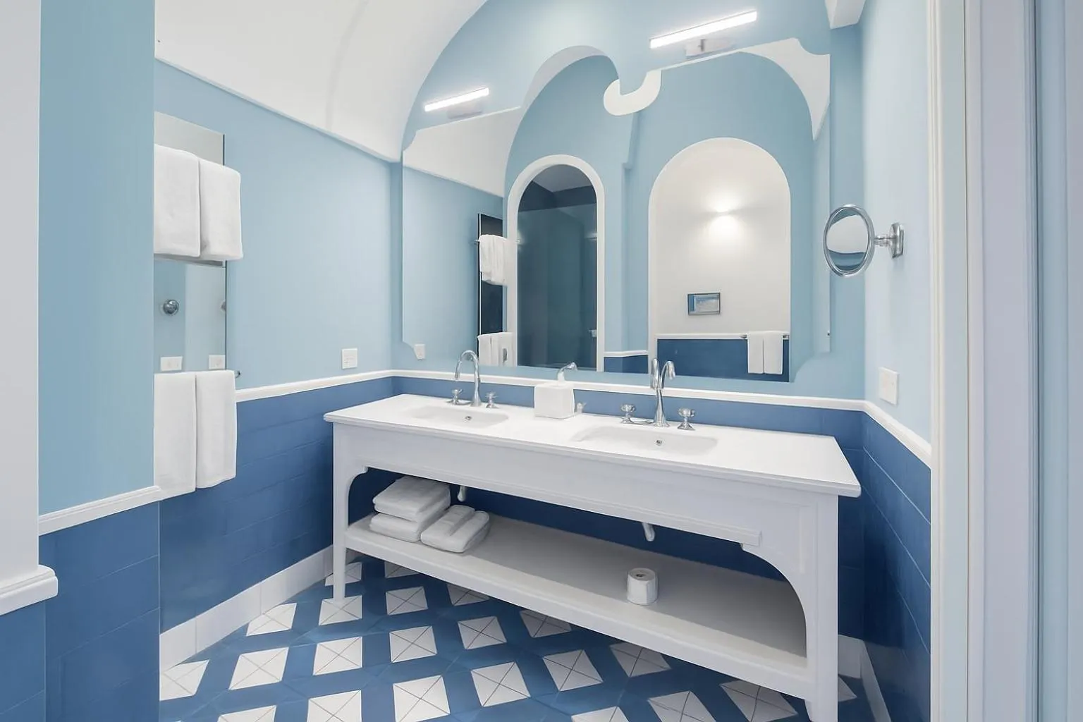 Classic Double or Twin Room with Side Sea View in Grand Hotel Europa Palace Sorrento