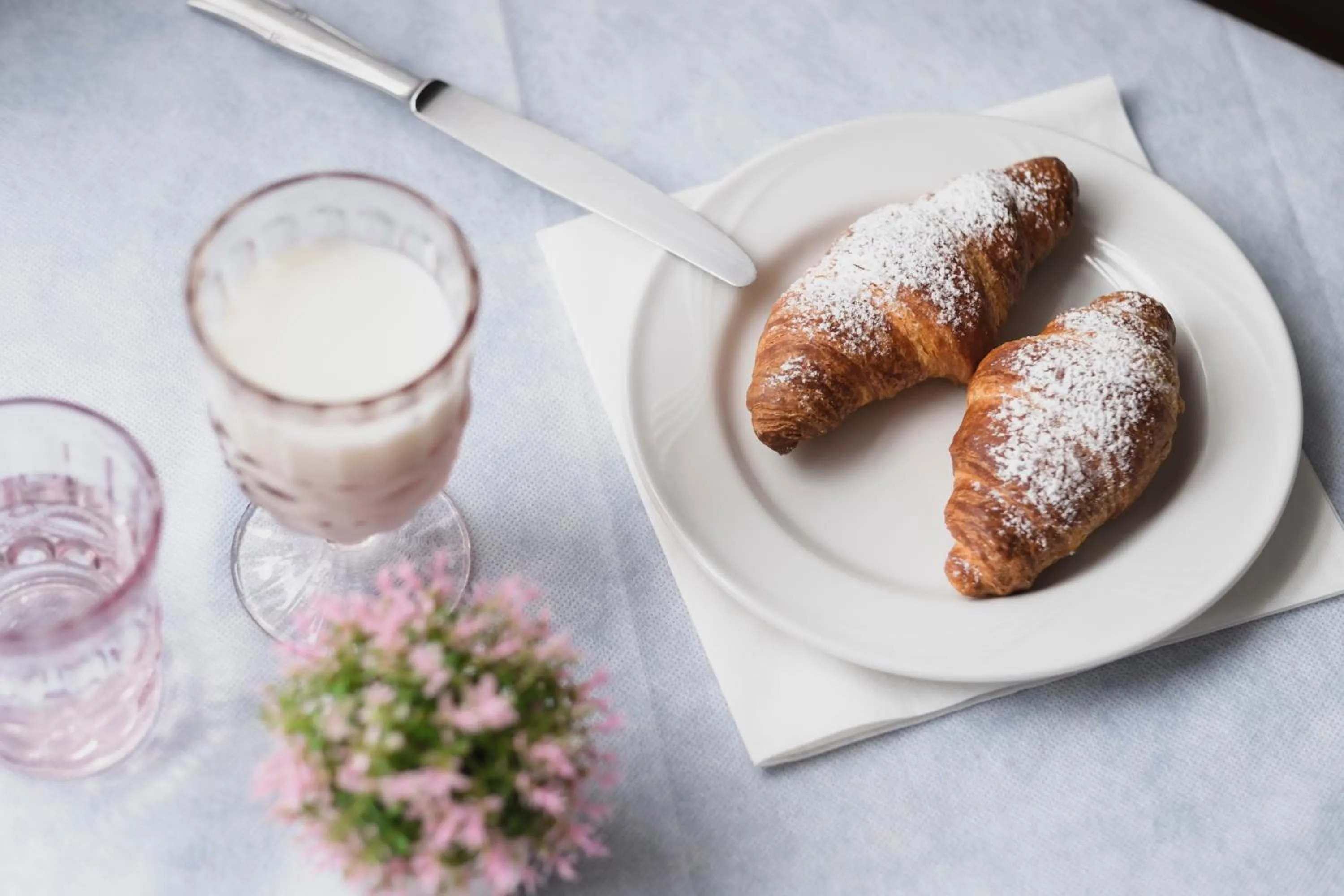 Food and drinks in Hotel Cheri