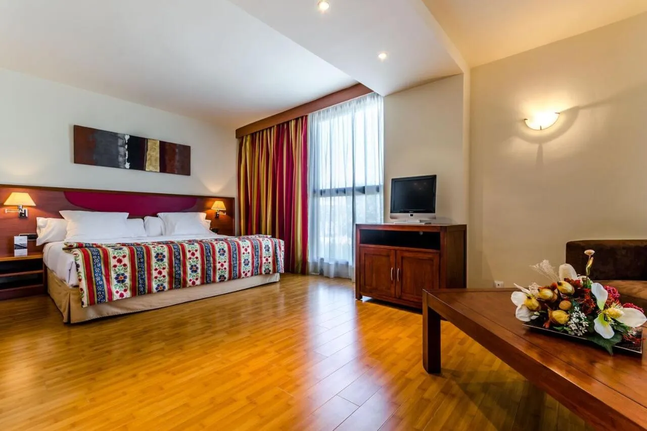 Photo of the whole room, Bed in Alcalá Plaza