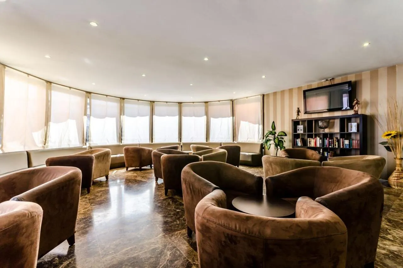 Communal lounge/ TV room in Alcalá Plaza