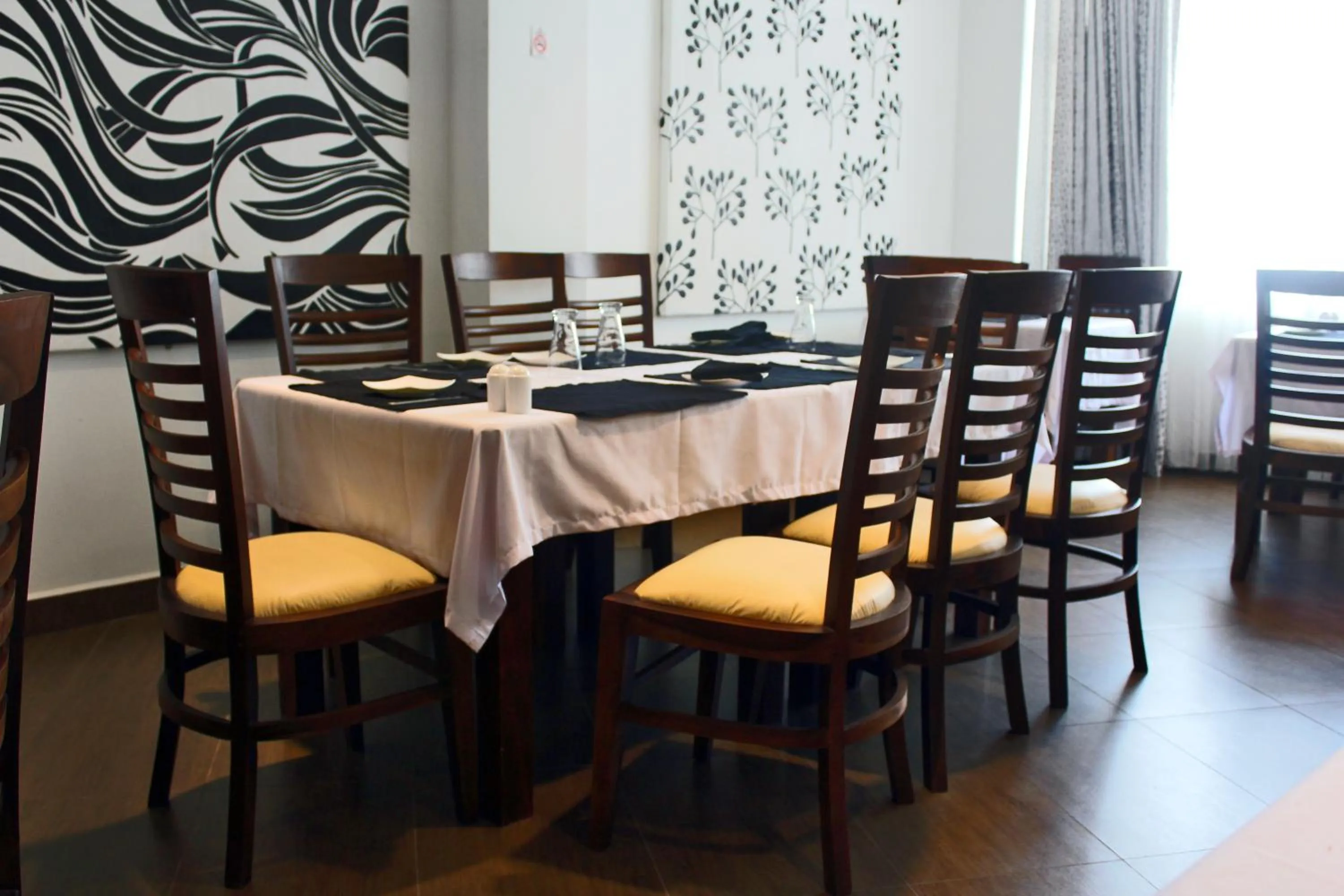 Restaurant/places to eat in Port View City Hotel