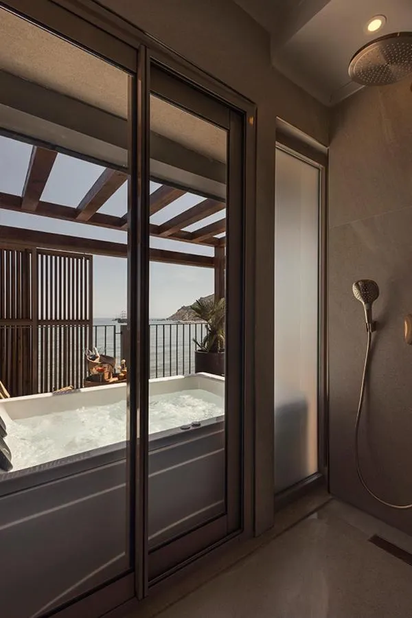 Bathroom, Bed in En Vie Beach Boutique Hotel - Adults Only