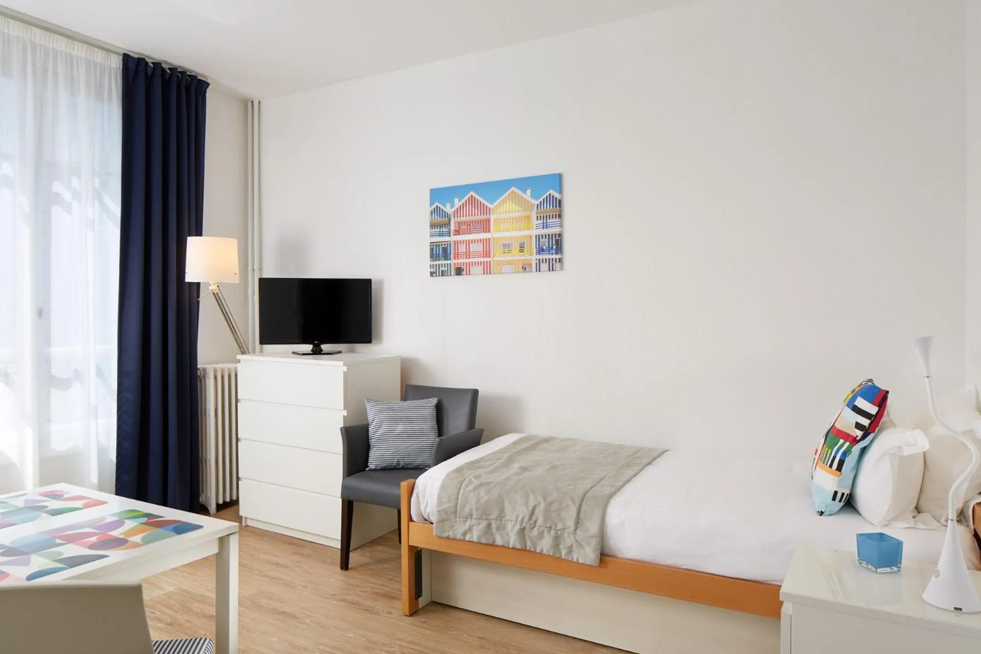 Seating area, Bed in Hotel Résidence Paris Asnières