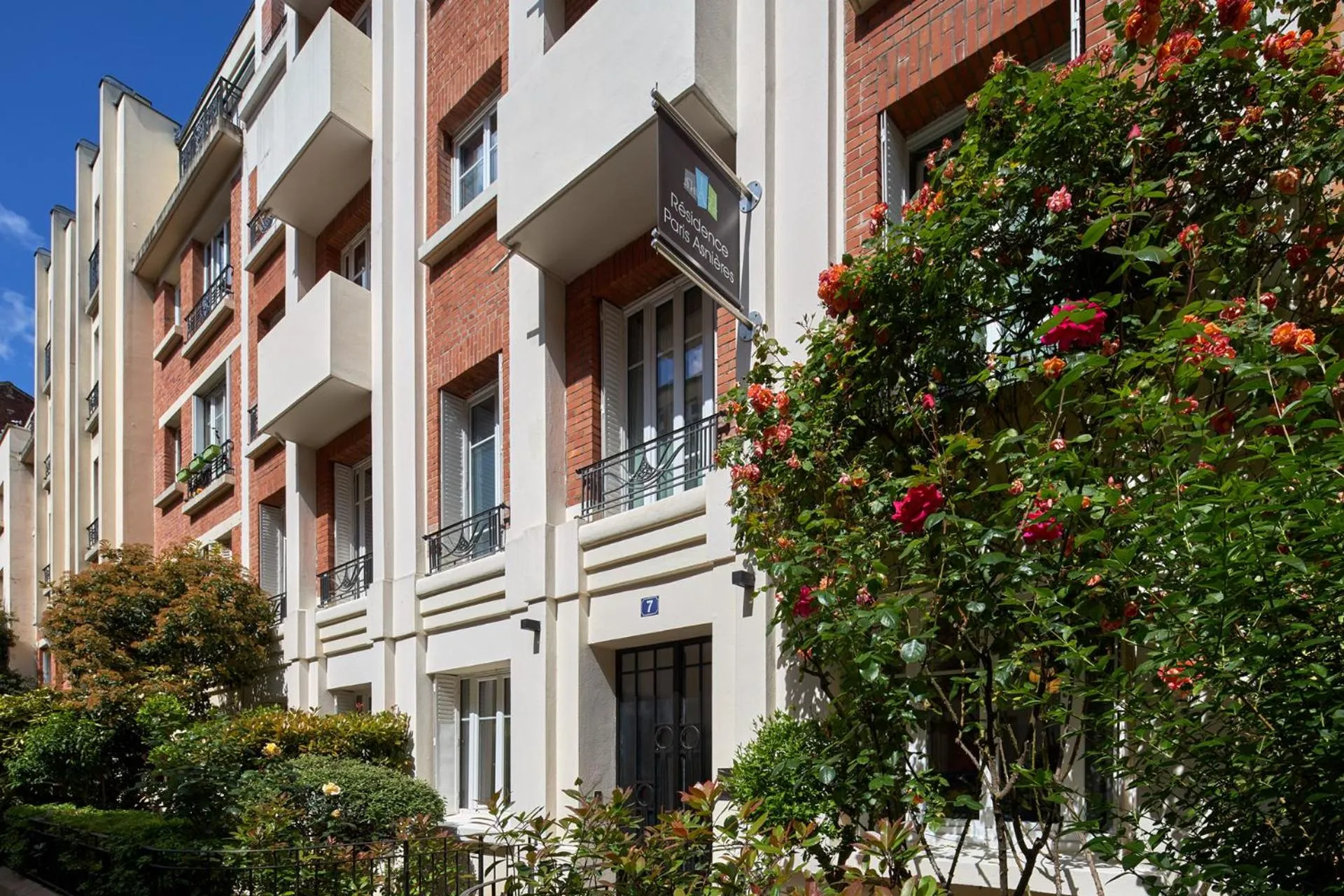 Property building in Hotel Résidence Paris Asnières
