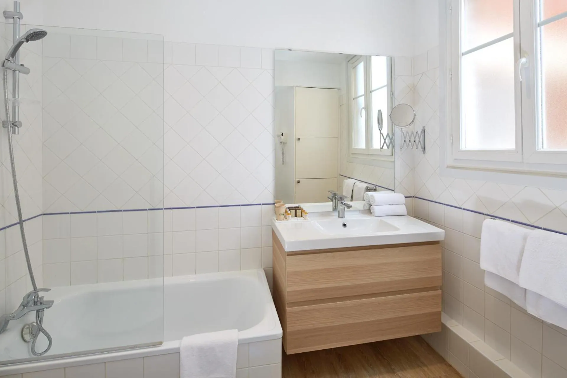 Bathroom in Hotel Résidence Paris Asnières