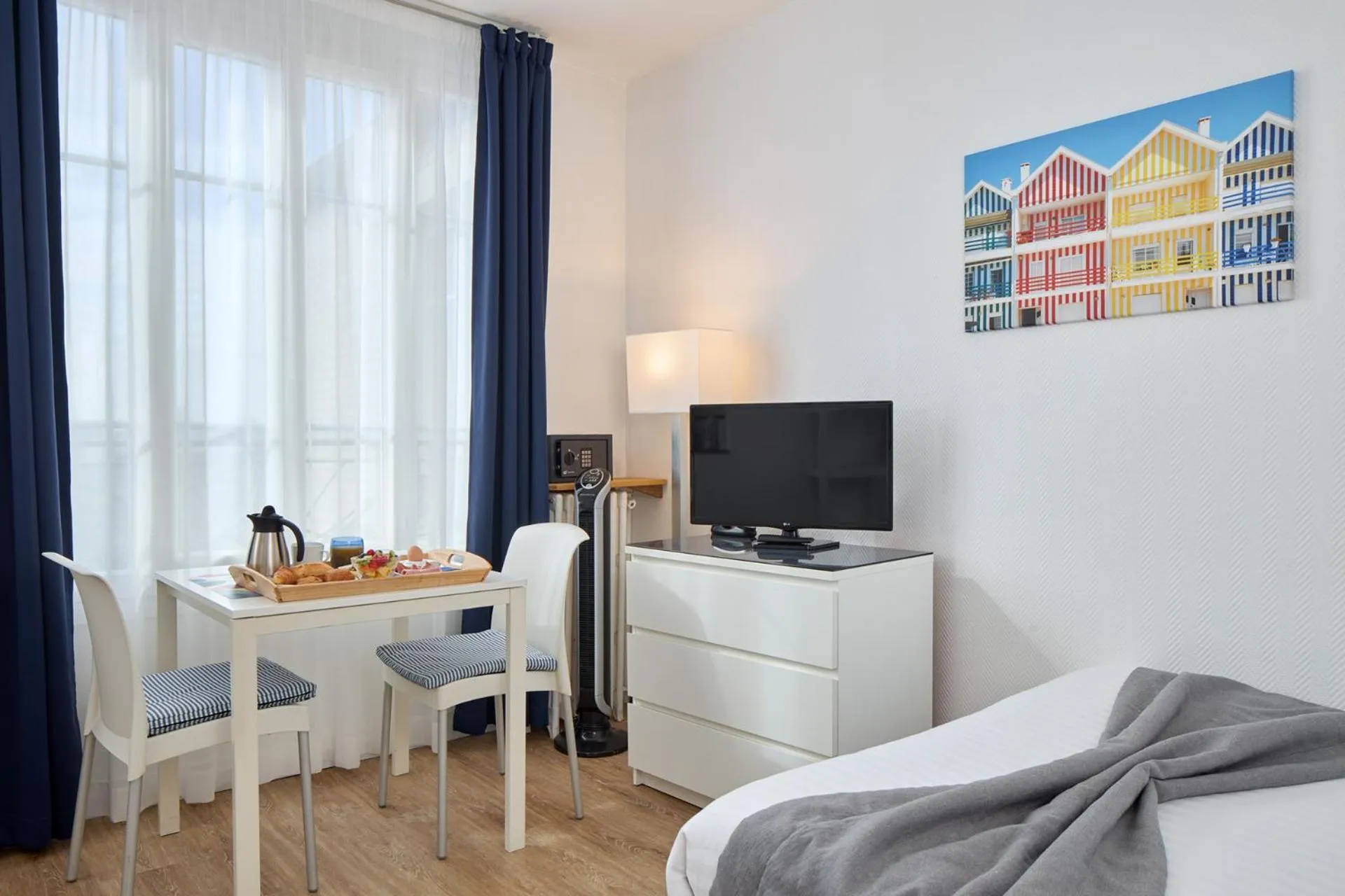 Photo of the whole room, Bed in Hotel Résidence Paris Asnières