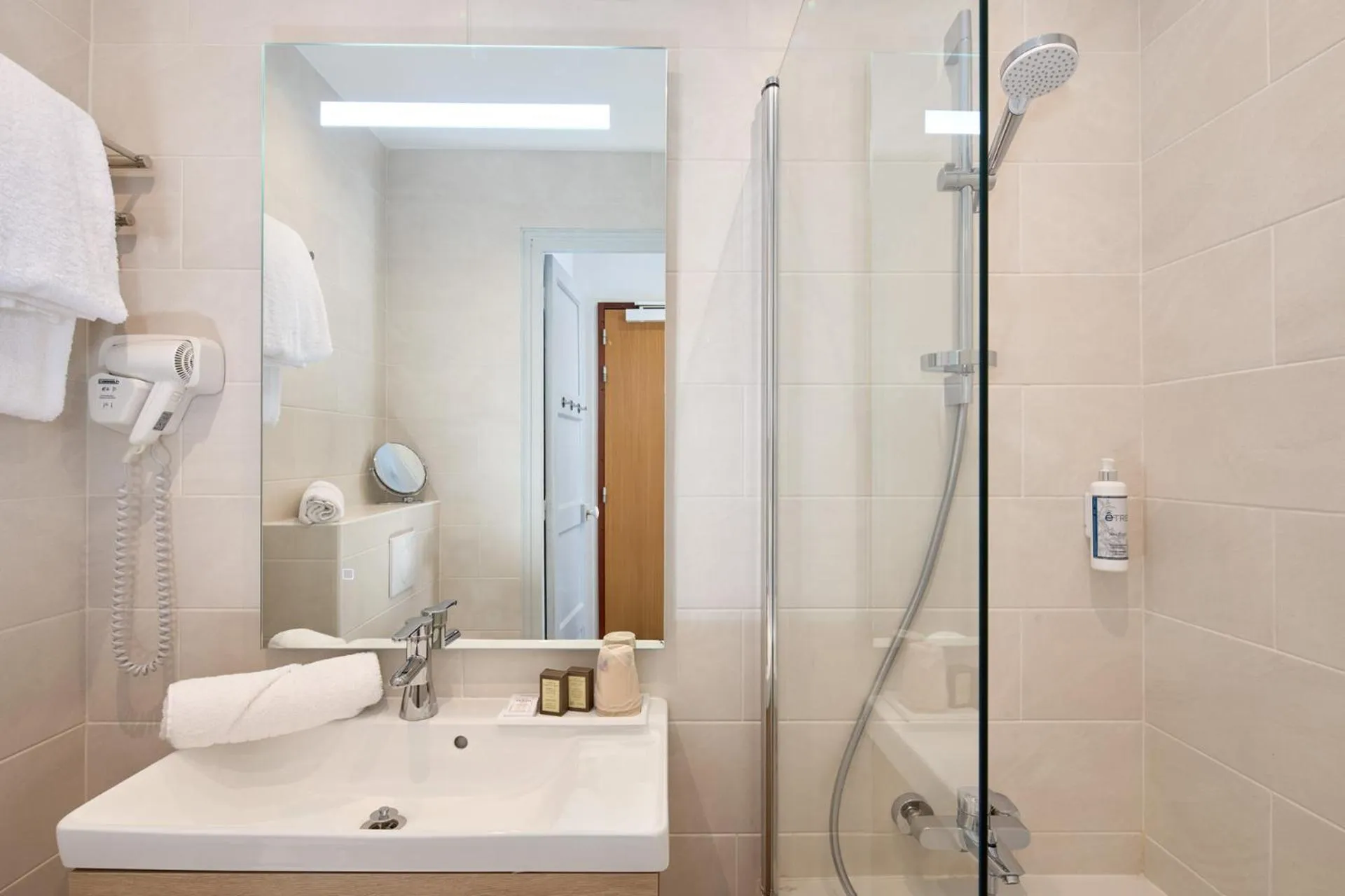 Bathroom in Hotel Résidence Paris Asnières