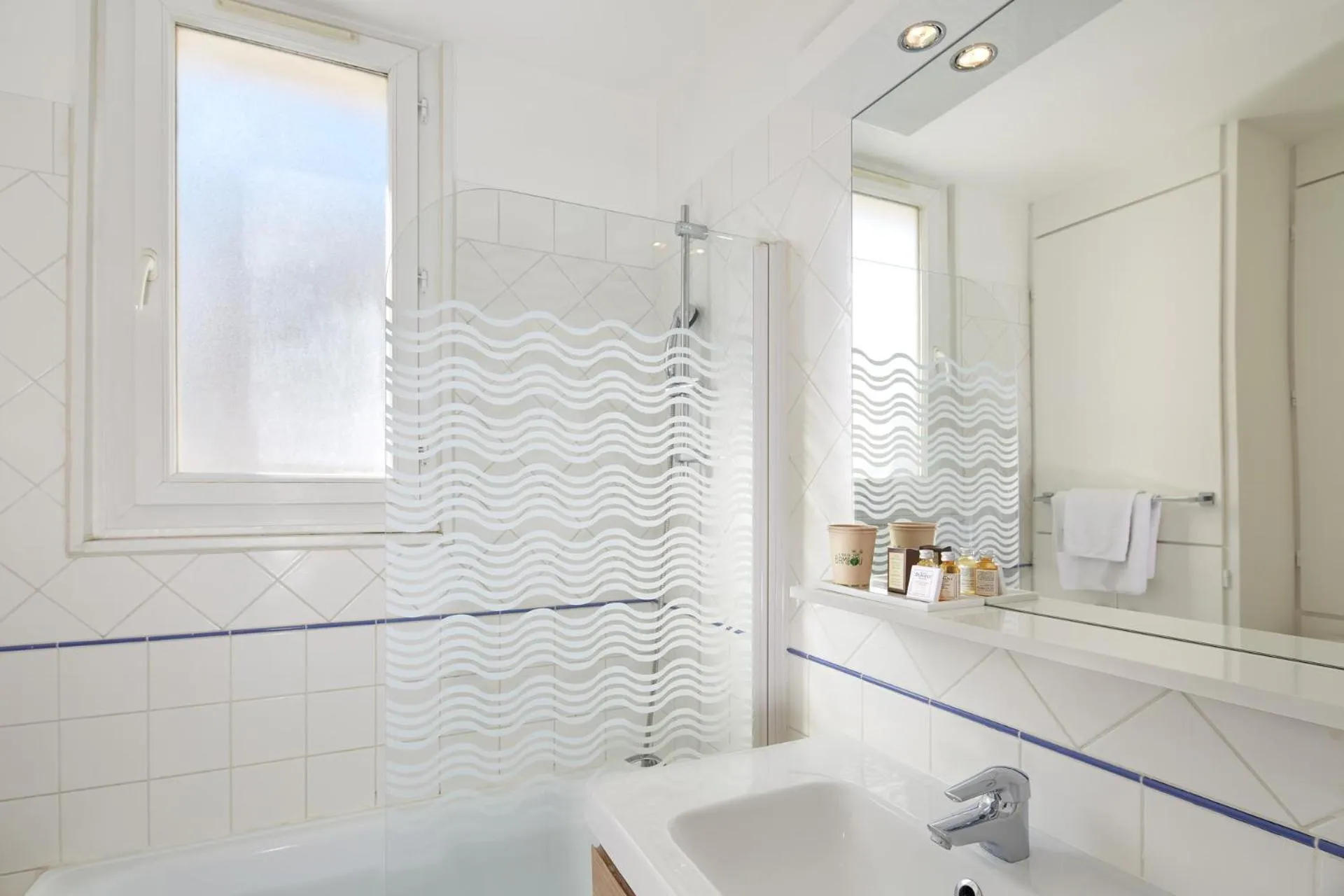 Bathroom in Hotel Résidence Paris Asnières