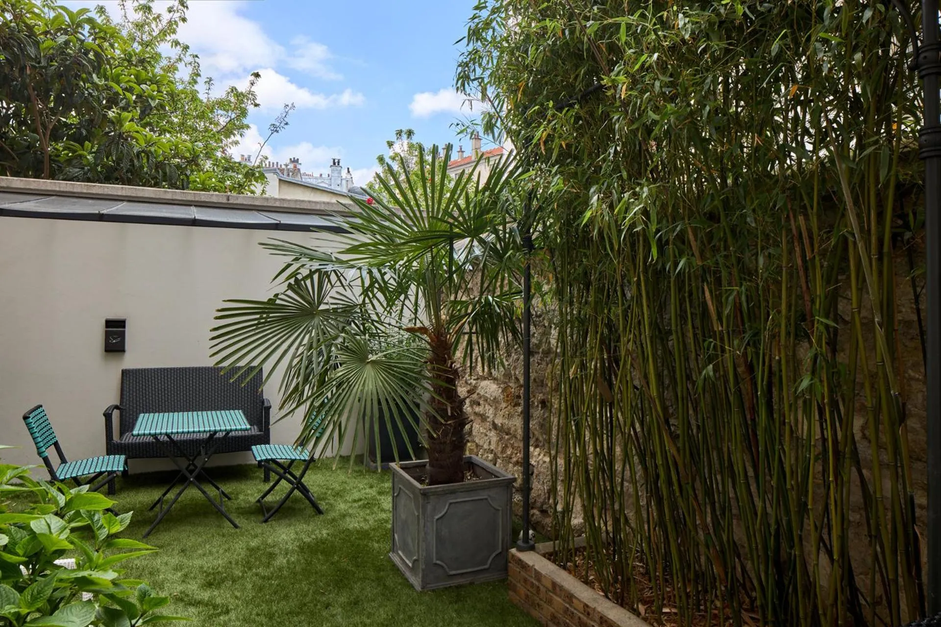 Patio in Hotel Résidence Paris Asnières