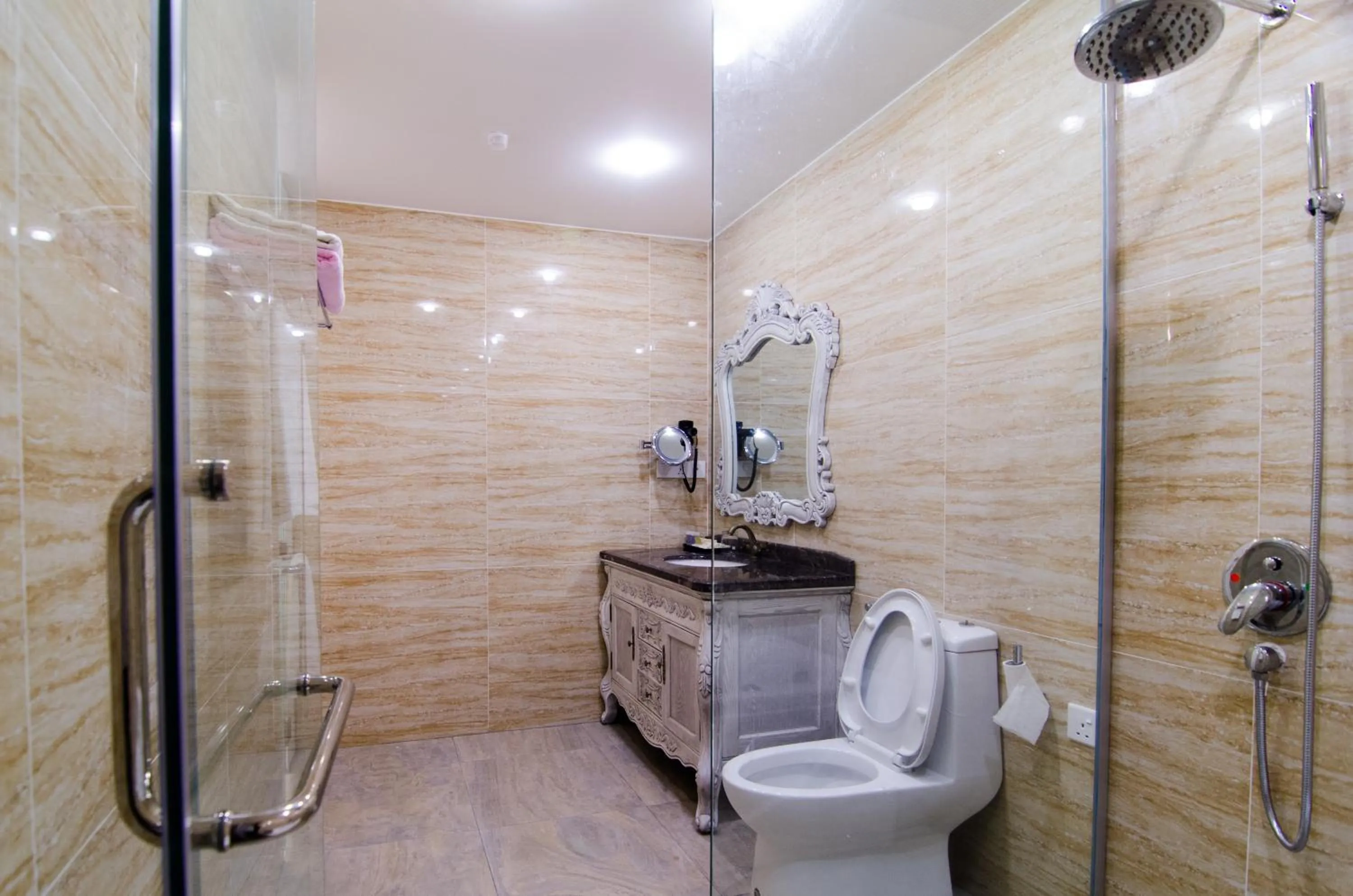 Bathroom in Mornington Hotel Sitiawan
