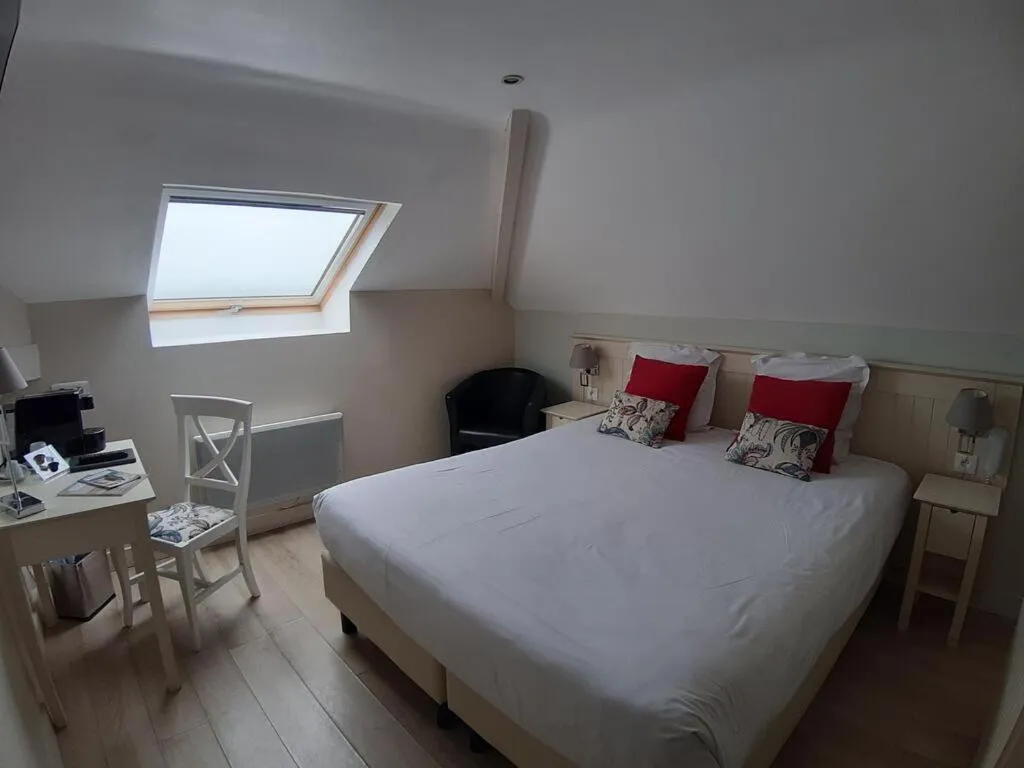 Photo of the whole room, Bed in Les Embruns