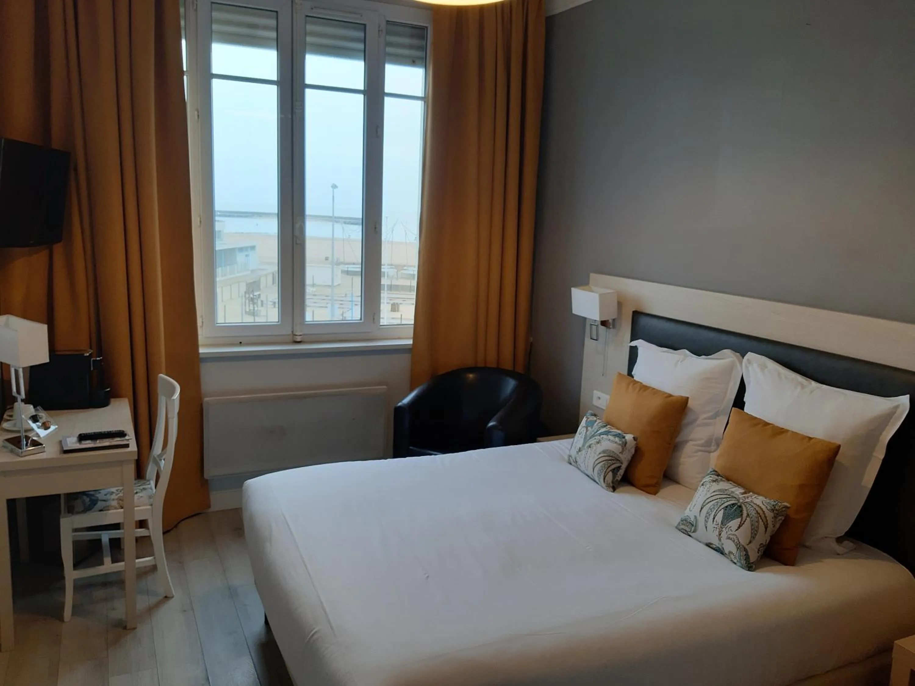 Photo of the whole room, Bed in Les Embruns